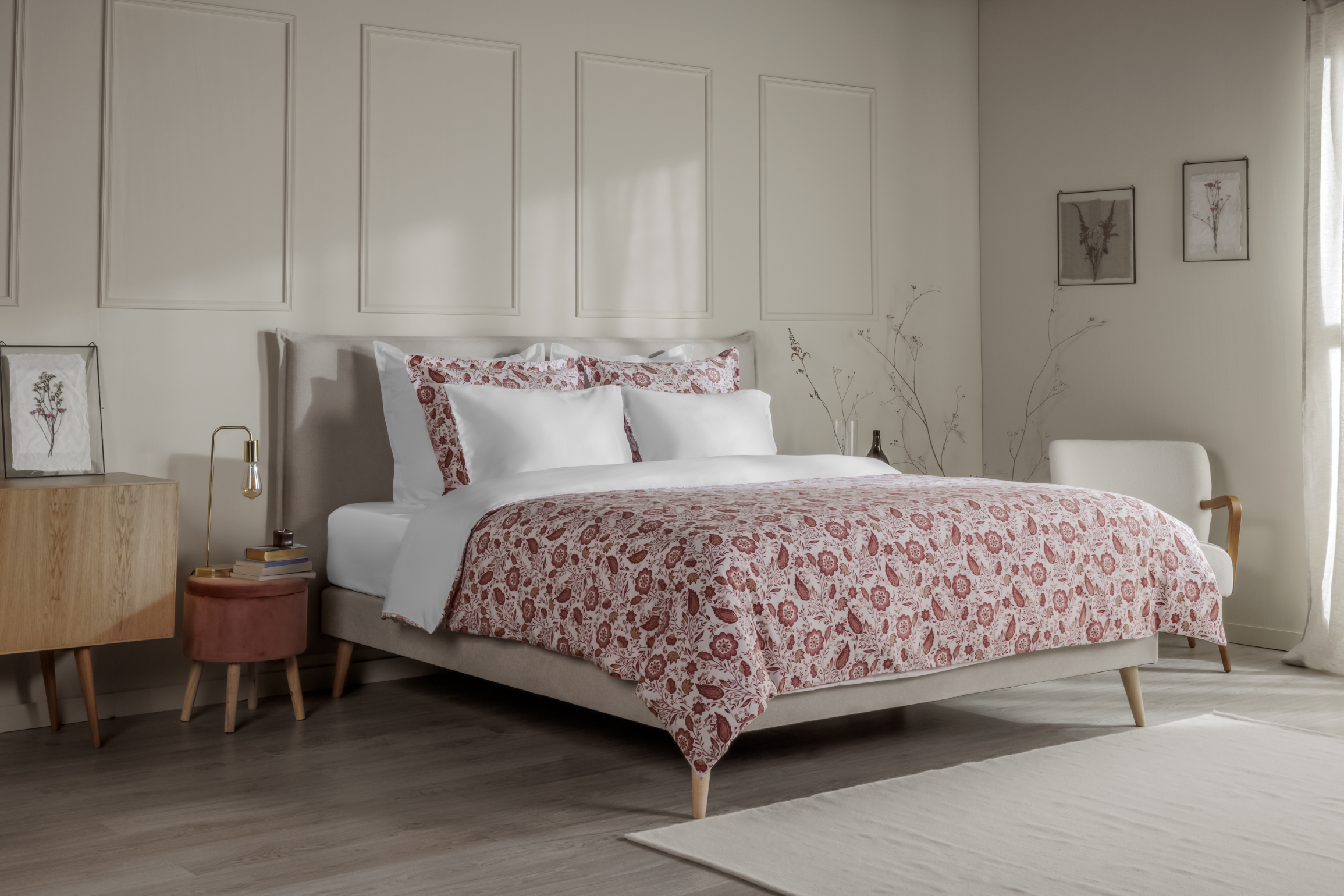 Vue de face d’une chambre décorée, avec un lit doté d’une couette colorée et de taies d’oreiller.