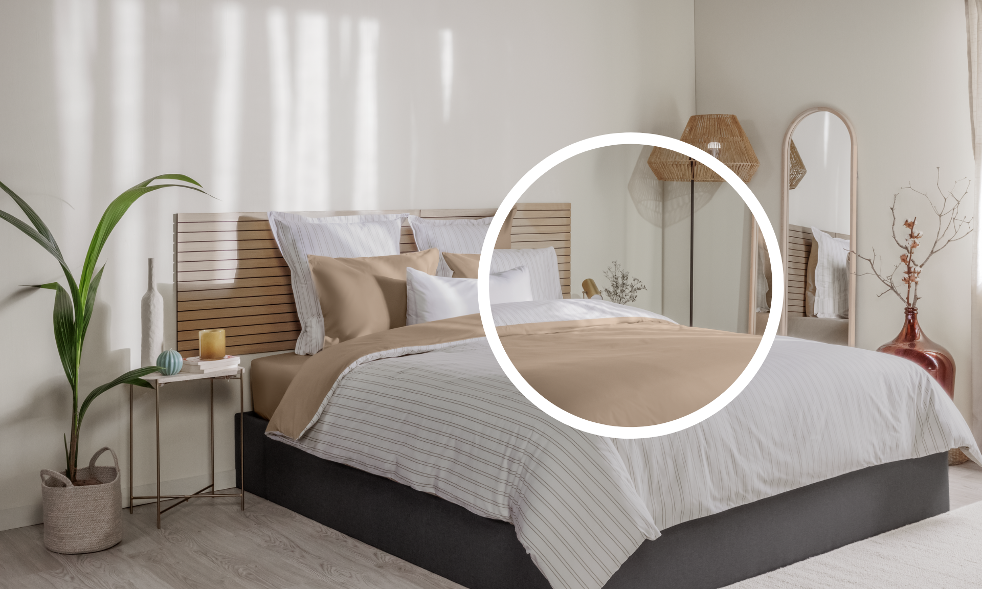 Letto ordinato con biancheria a righe bianca e beige, testiera in legno e decorazioni su entrambi i lati.