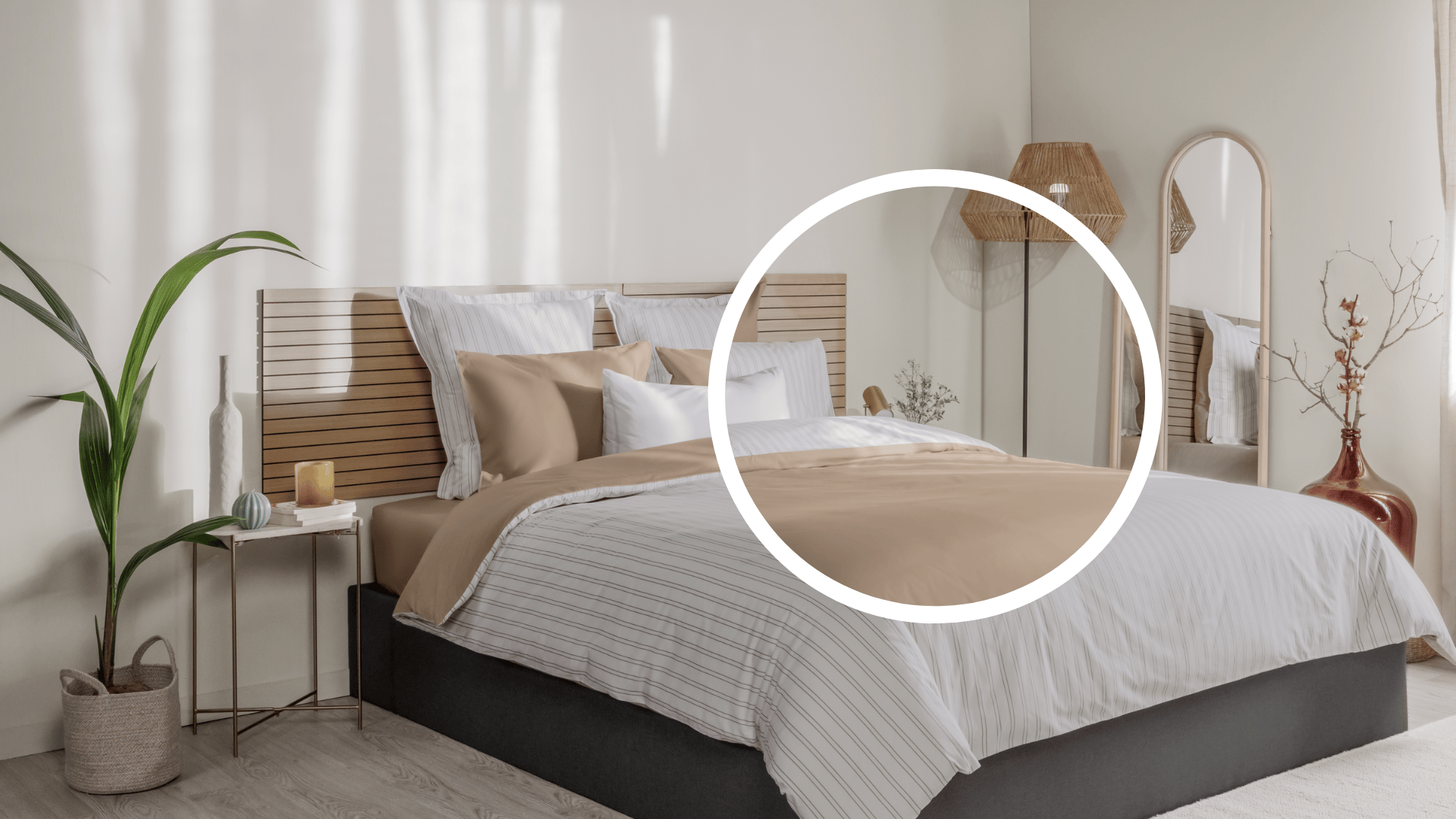 Letto ordinato con biancheria a righe bianca e beige, testiera in legno e decorazioni su entrambi i lati.