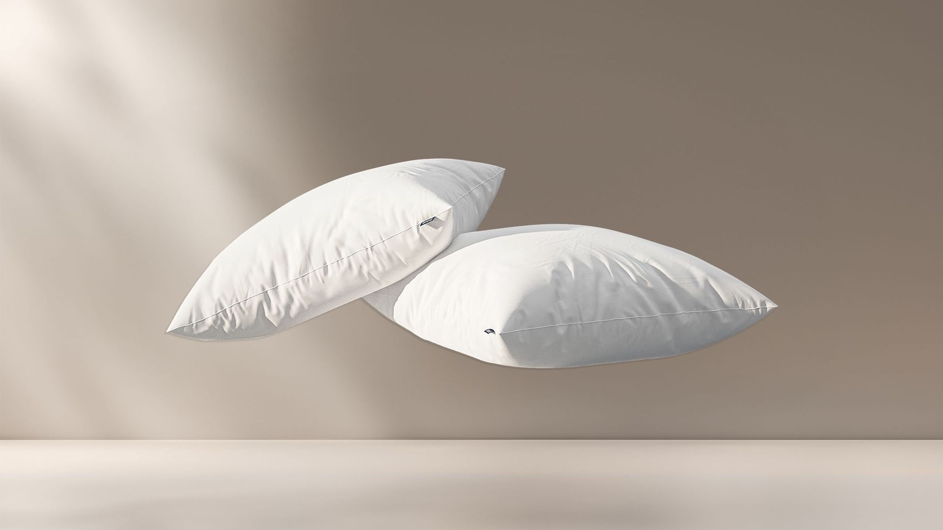 Pack 2 almohadas emma microfibra sobre fondo amarillo