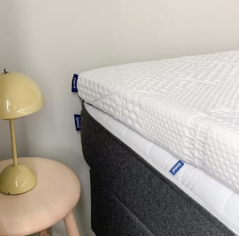 Close-up van een bed met de Emma Original Pro Topper.