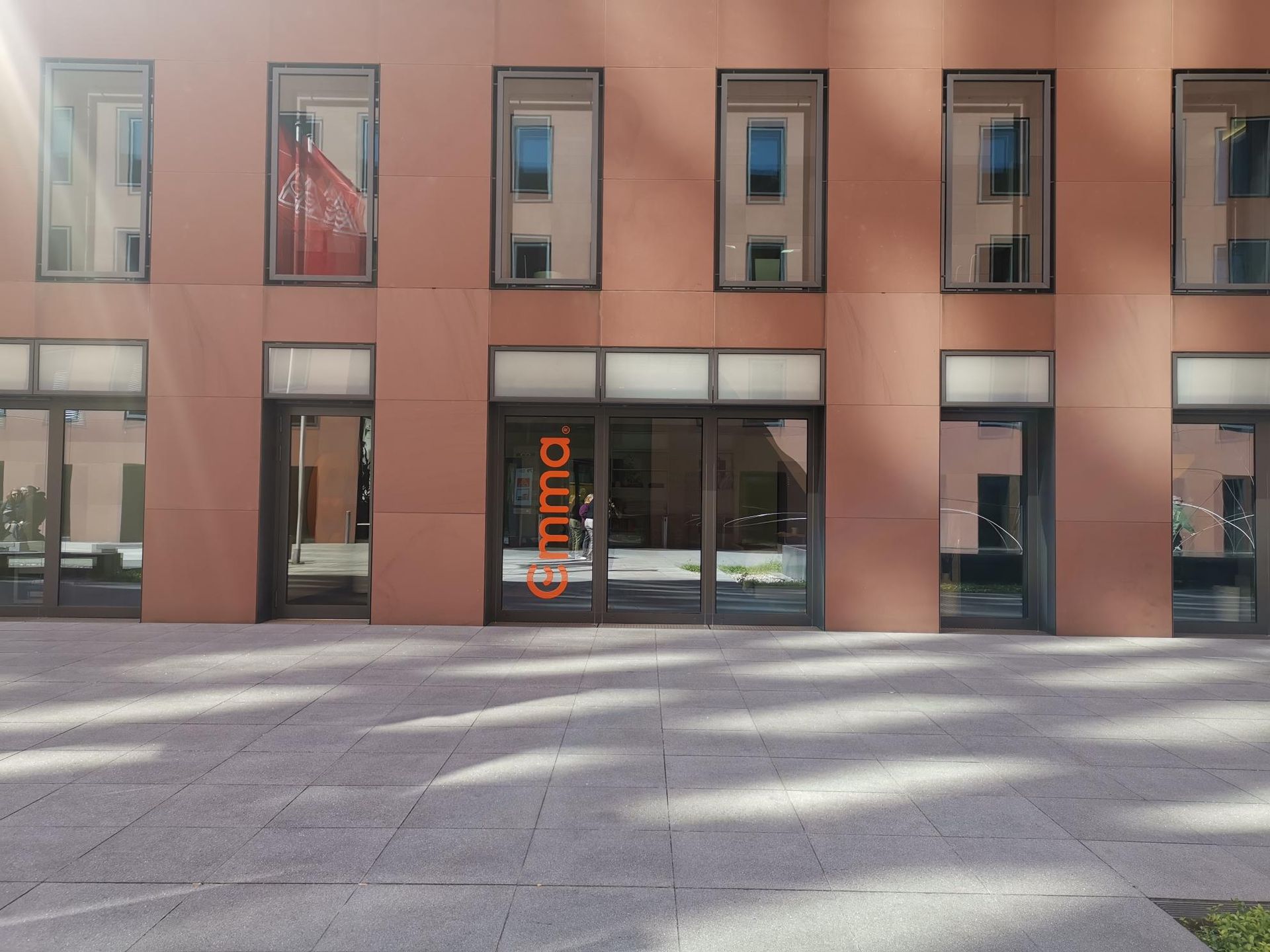 Emma Store Frankfurt – moderne Ladenfront mit großen Fenstern und orangefarbenem Emma-Logo an der Tür.