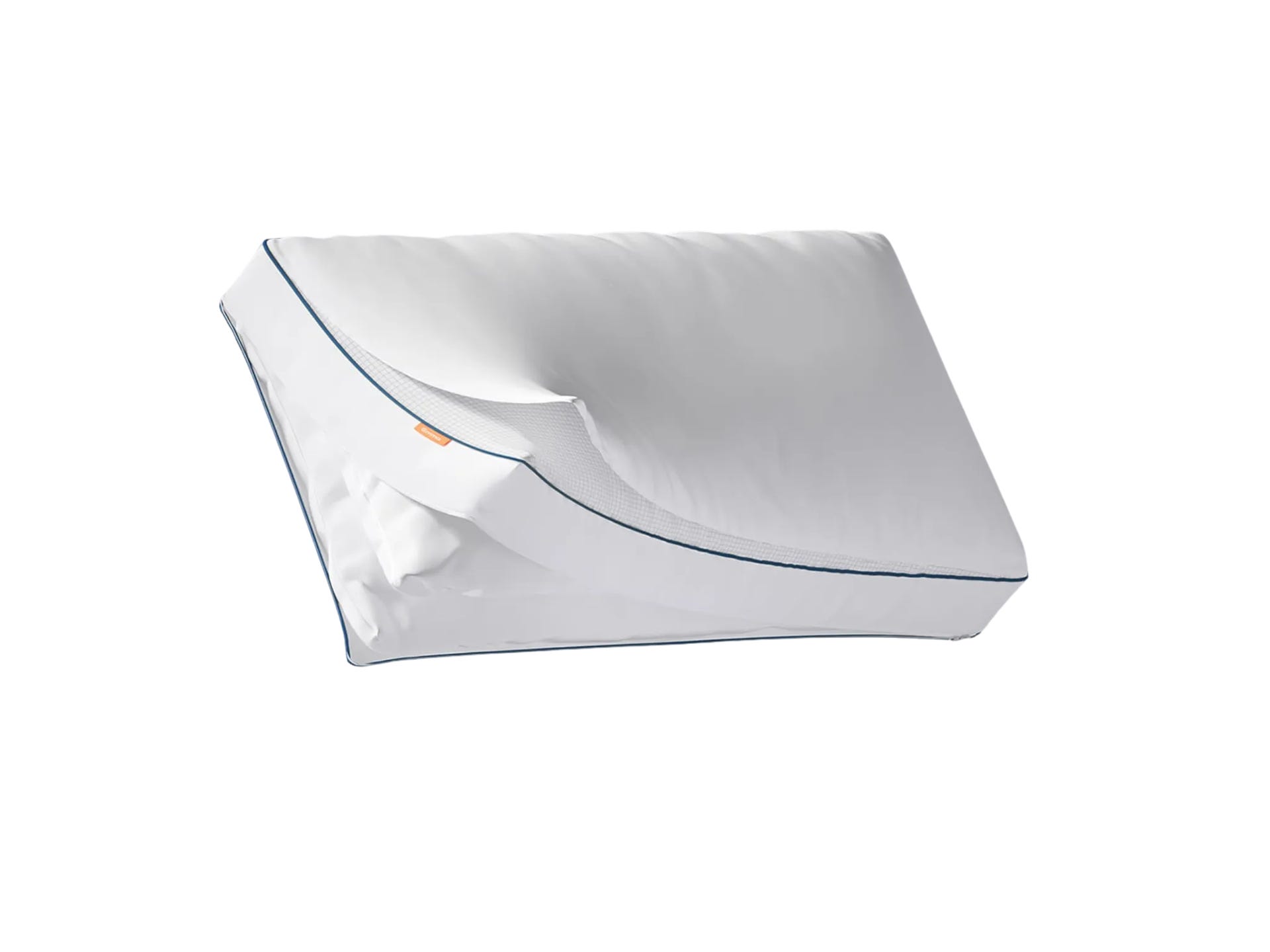Wit ergonomisch hoofdkussen met afneembare hoes, deels opengeritst om meshlaag te tonen; ontworpen voor nek- en hoofdondersteuning, met oranje merklabel aan de zijkant.