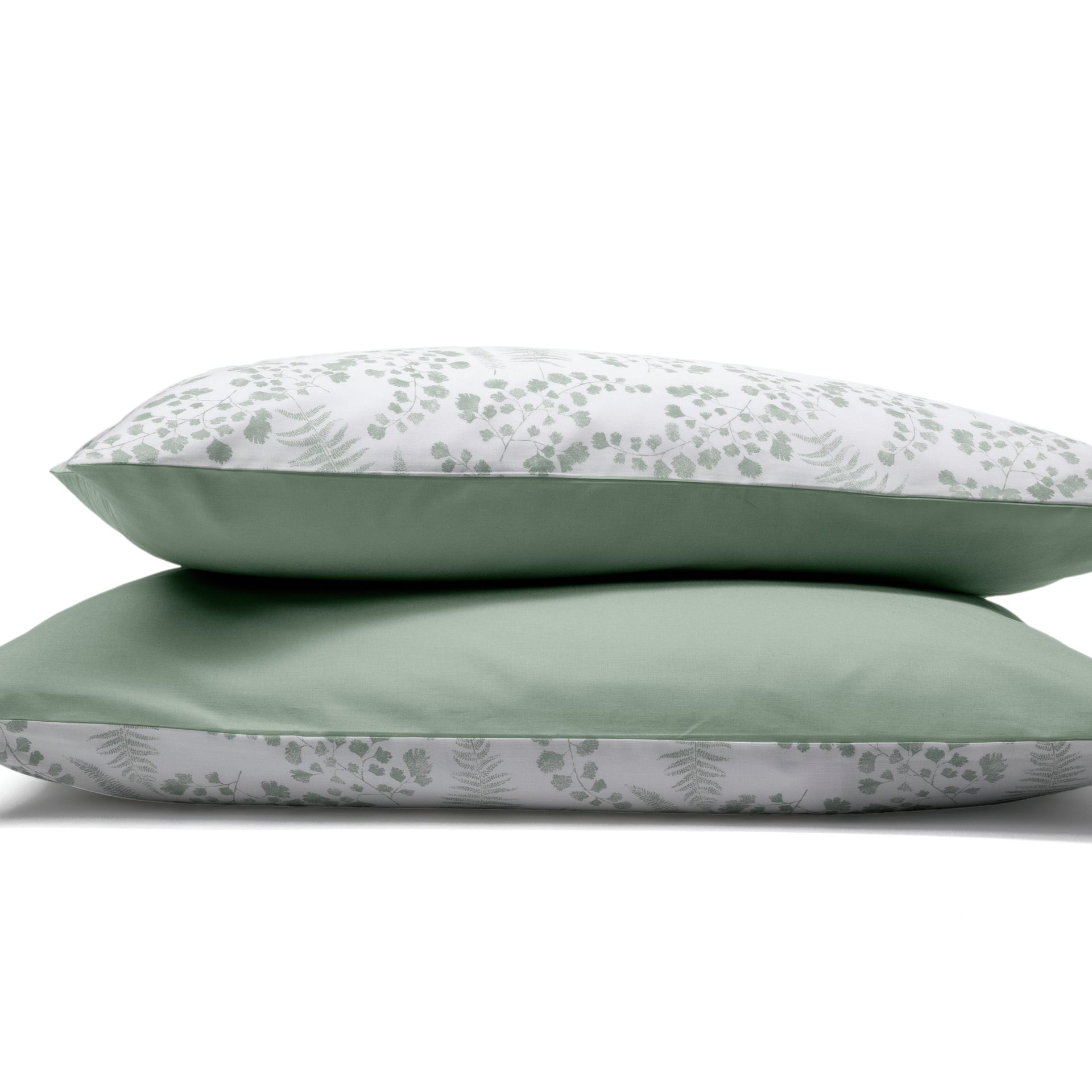 Uma imagem com fronhas de almofada Emma, na cor verde eucalipto