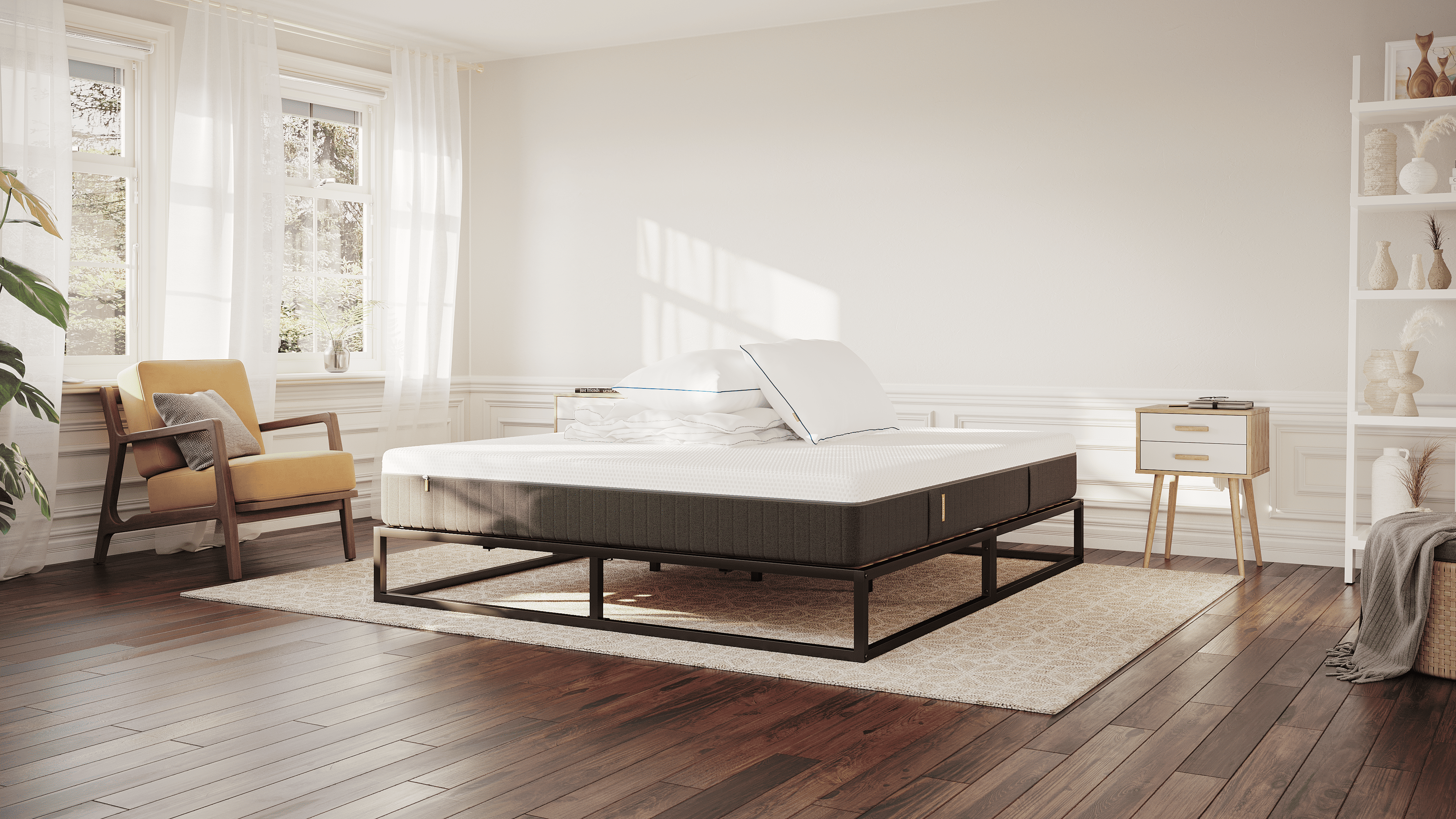 Moderne slaapkamer met Emma Urban Deal bed met zwart metalen frame en wit matras, omringd door houten vloer, witte muren, grote ramen, gele fauteuil en decoratieve meubels.