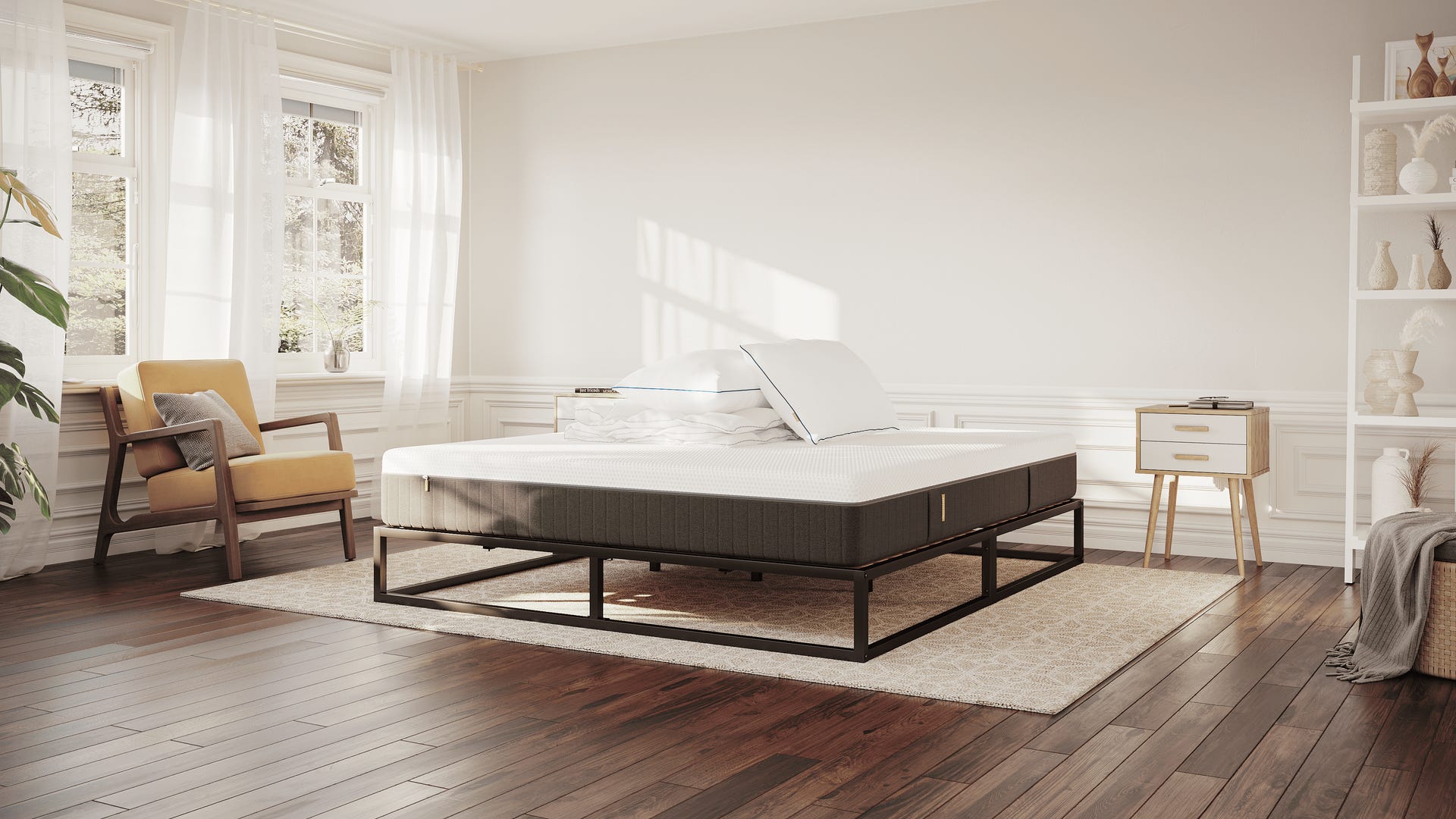 Moderne slaapkamer met Emma Urban Deal bed met zwart metalen frame en wit matras, omringd door houten vloer, witte muren, grote ramen, gele fauteuil en decoratieve meubels.