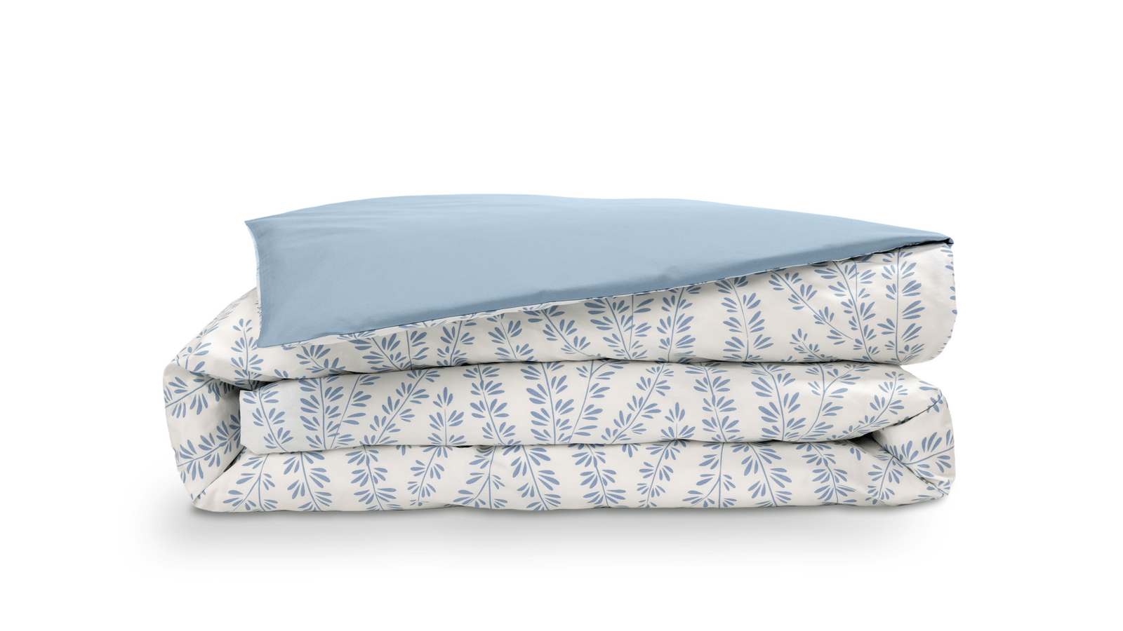 Copripiumino piegato con motivo floreale azzurro chiaro e bianco su sfondo bianco