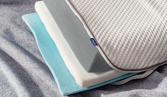 Detalle de las capas intercambiables de la almohada viscoelástica premium con tecnología termorreguladora
