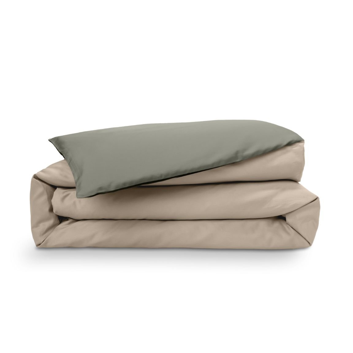 Copripiumino piegato verde oliva e beige su sfondo bianco