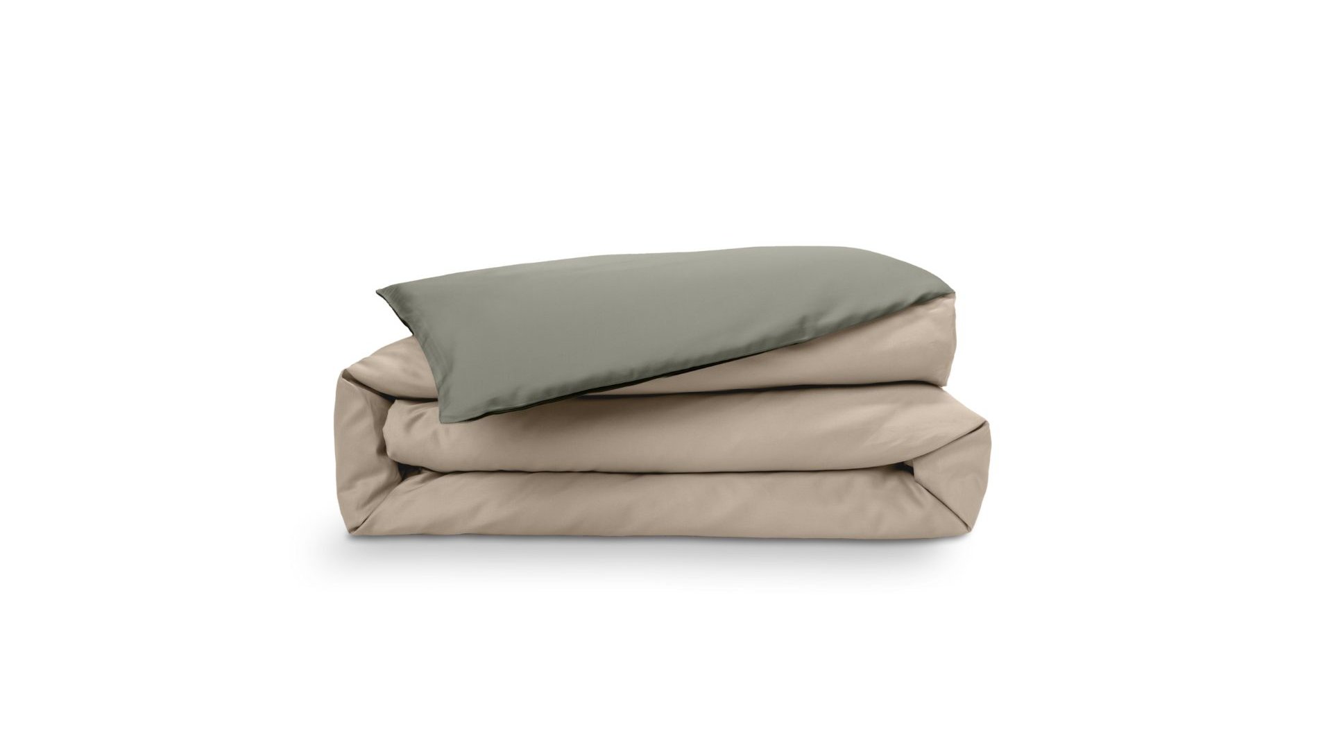 Copripiumino piegato verde oliva e beige su sfondo bianco