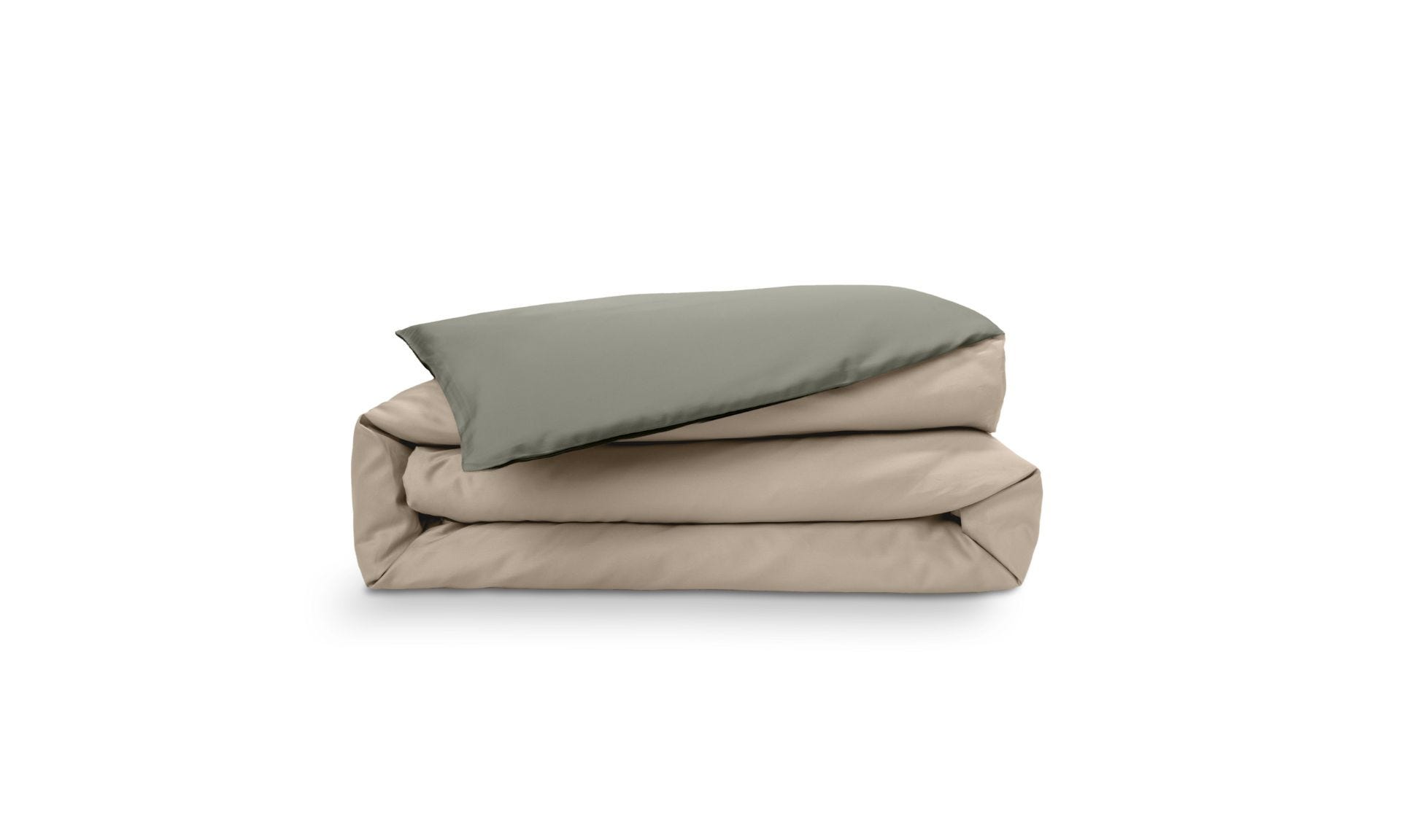 Copripiumino piegato verde oliva e beige su sfondo bianco