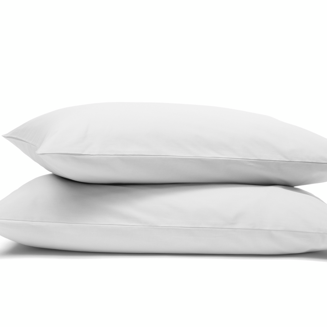 Zwei Emma Classic Kissenbezüge in weiss.