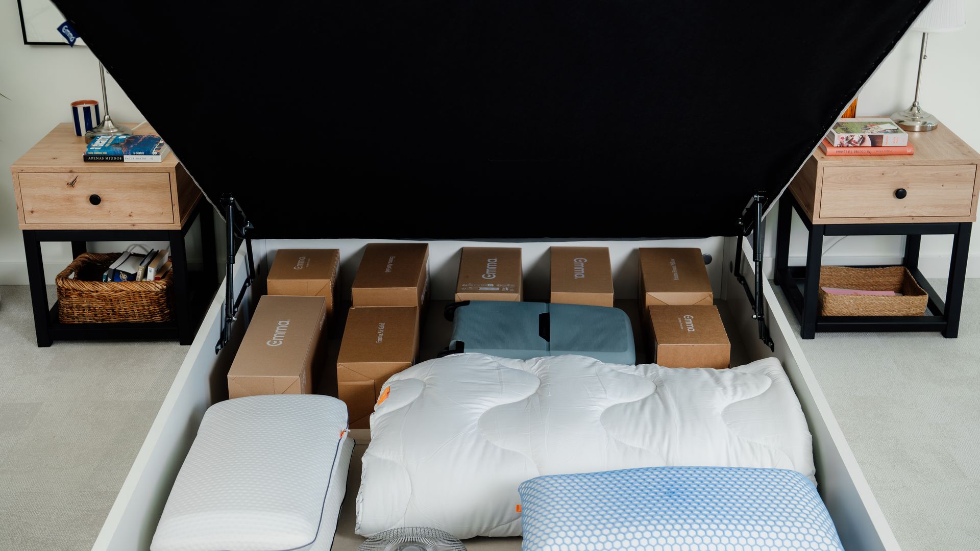 Canapé abierto con cajas en su interior.