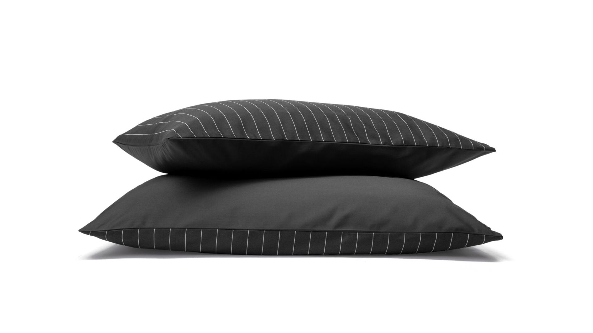 Due federe con righe bianche e base girigio scuro impilate su sfondo bianco.