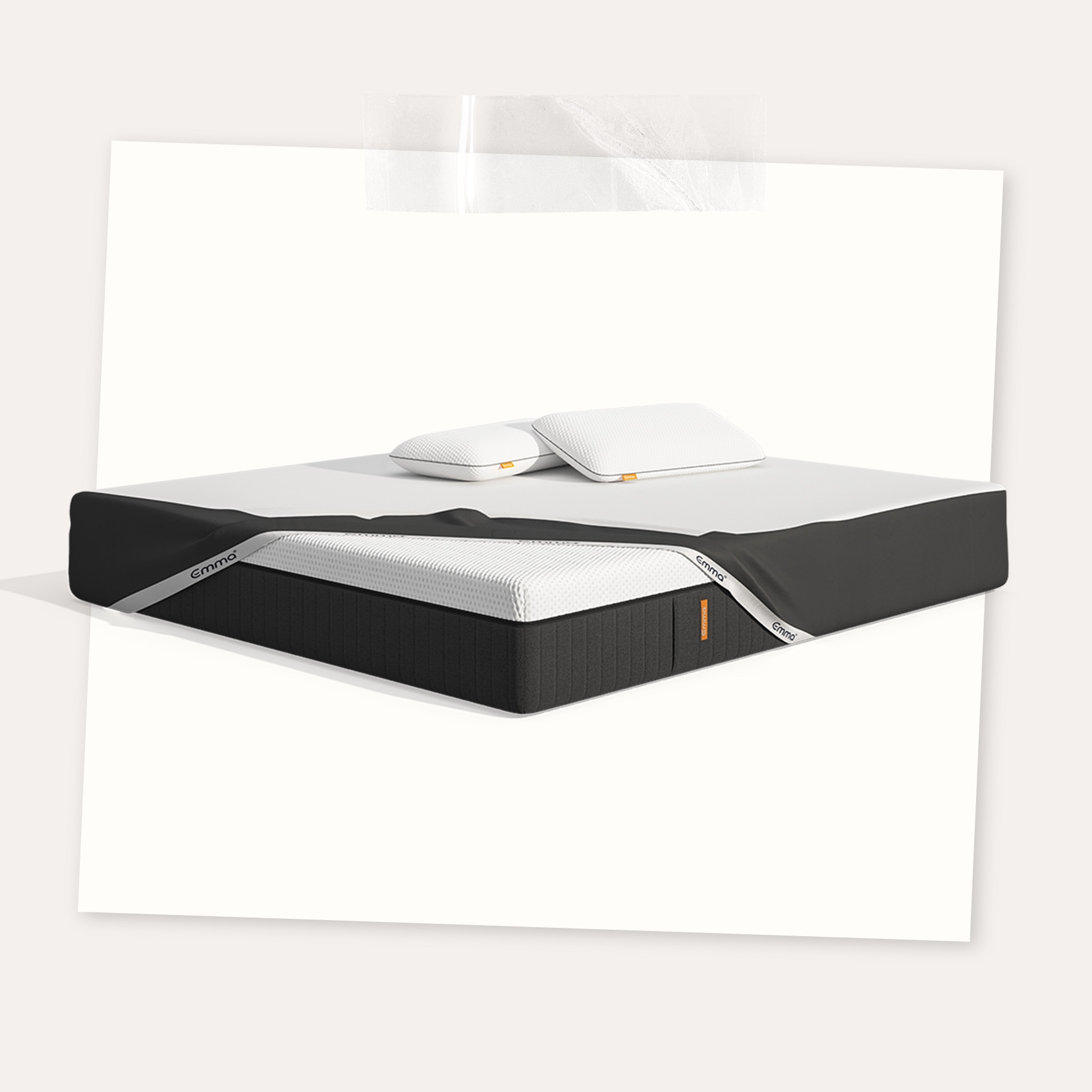  Uma imagem do Pack Original Pro, que inclui um colchão Emma Hybrid Premium, almofadas Emma Premium, e uma capa protetora