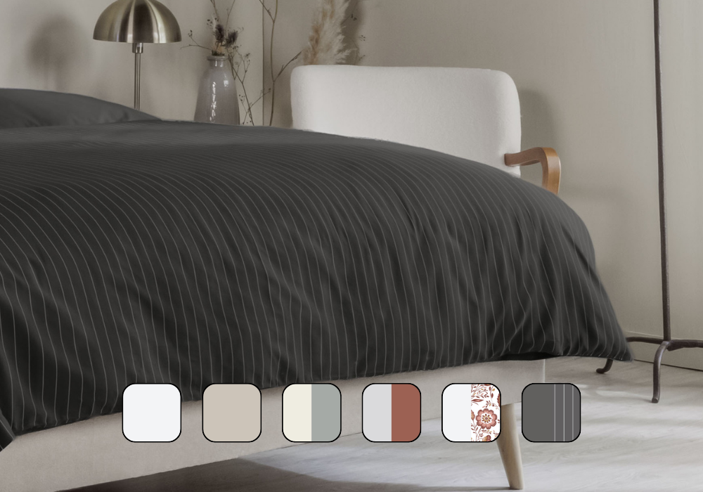 Image en gros plan d’une housse de couette sur un lit avec une chaise en arrière-plan.