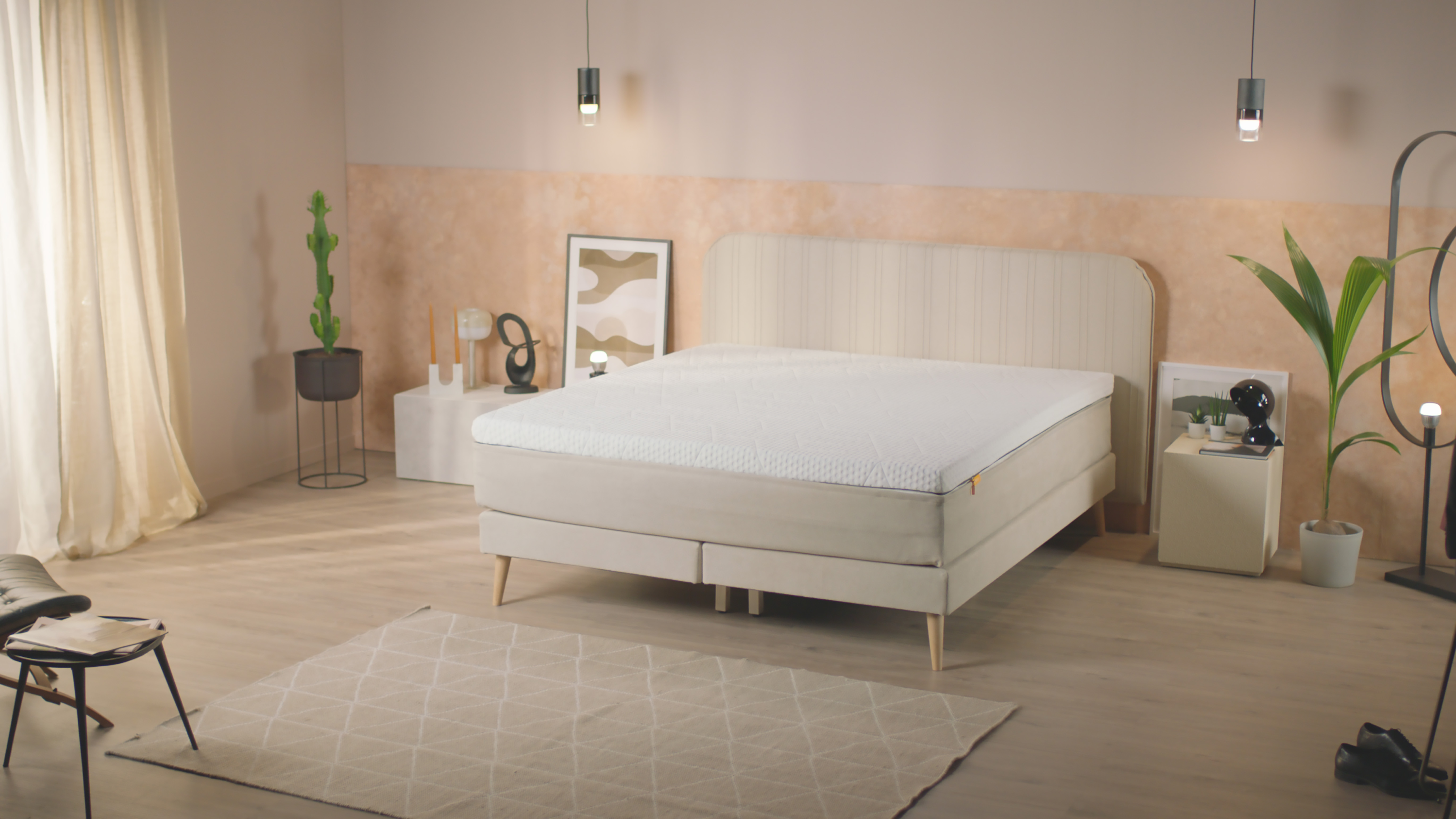 Elite Airgrid Topper auf einem Bett in einem gemütlichen Zimmer