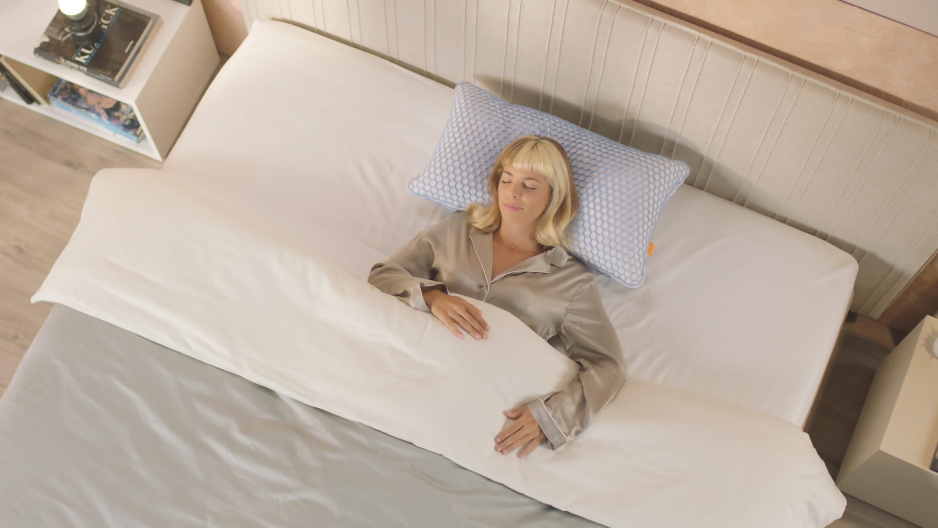 mujer rubia durmiendo en almohada emma elite