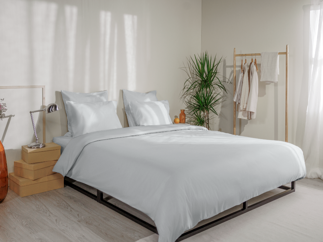 COTTON_LIGHTGREY_duvet_on_bed.png