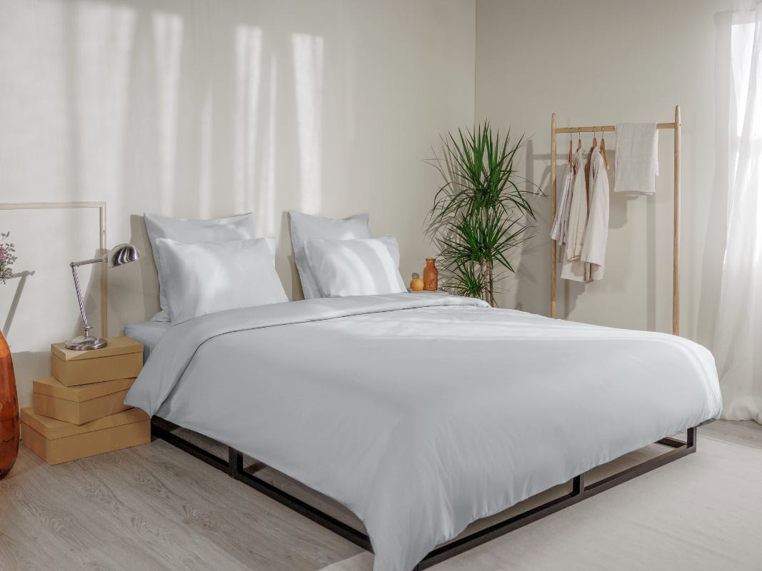 COTTON_LIGHTGREY_duvet_on_bed.png