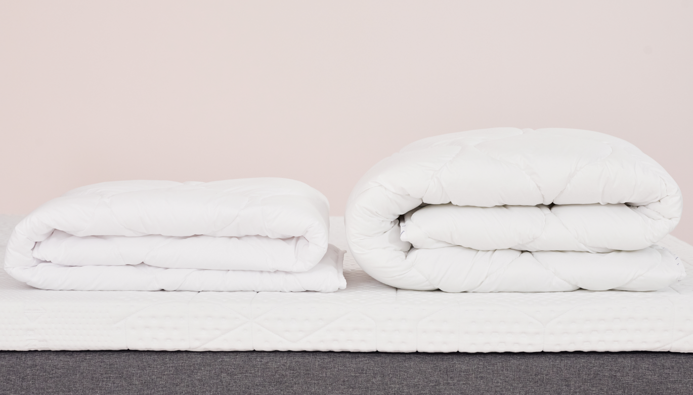 Vergleich von kühlender und mittelwarmer Bettdecke
