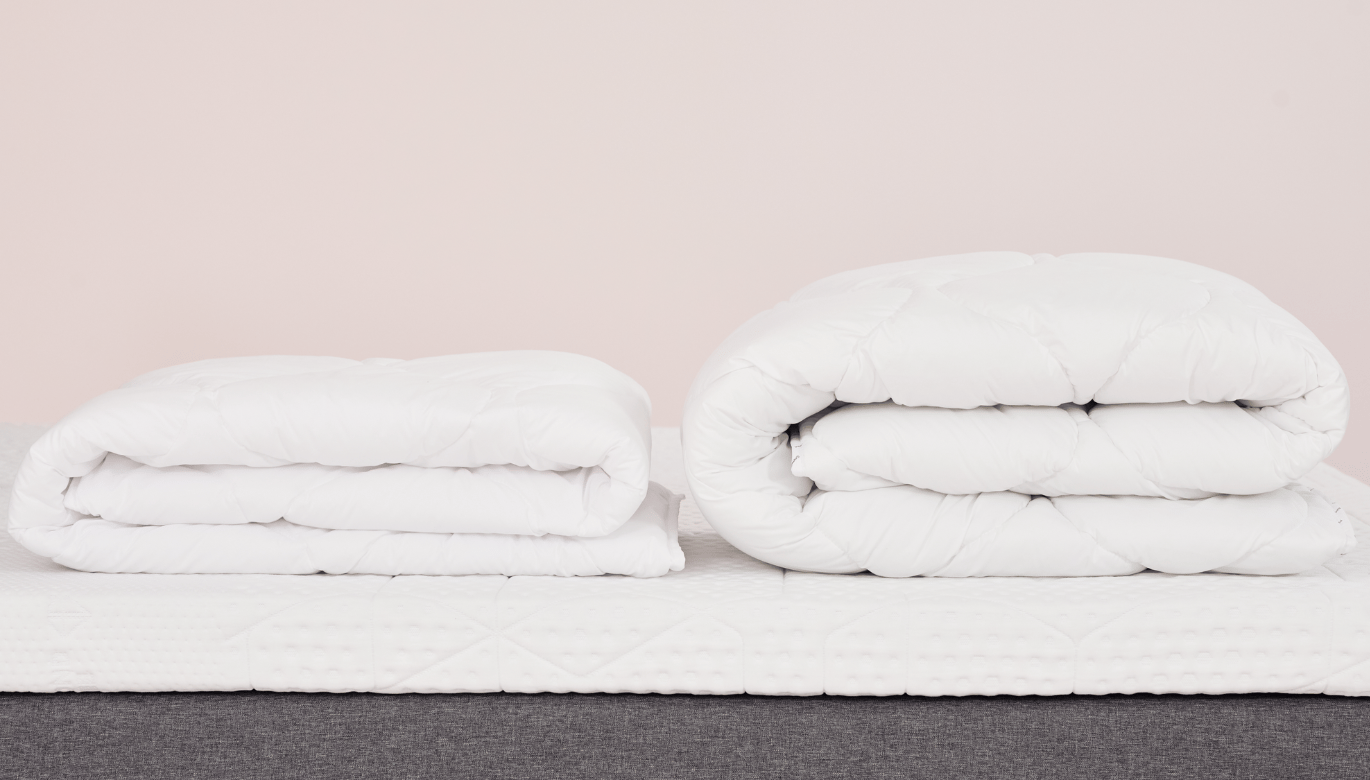 Vergleich von kühlender und mittelwarmer Bettdecke