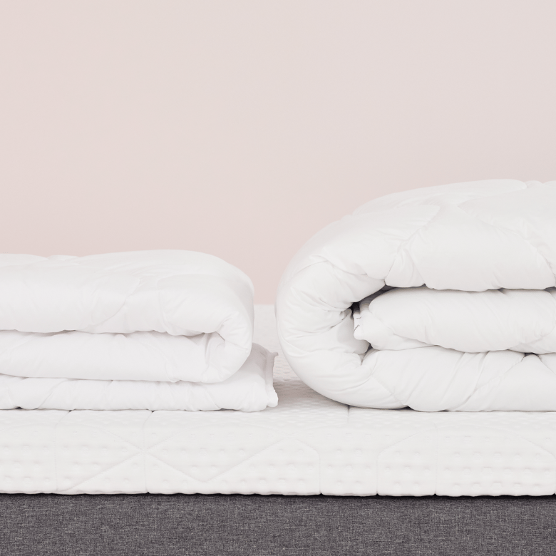 Vergleich von kühlender und mittelwarmer Bettdecke