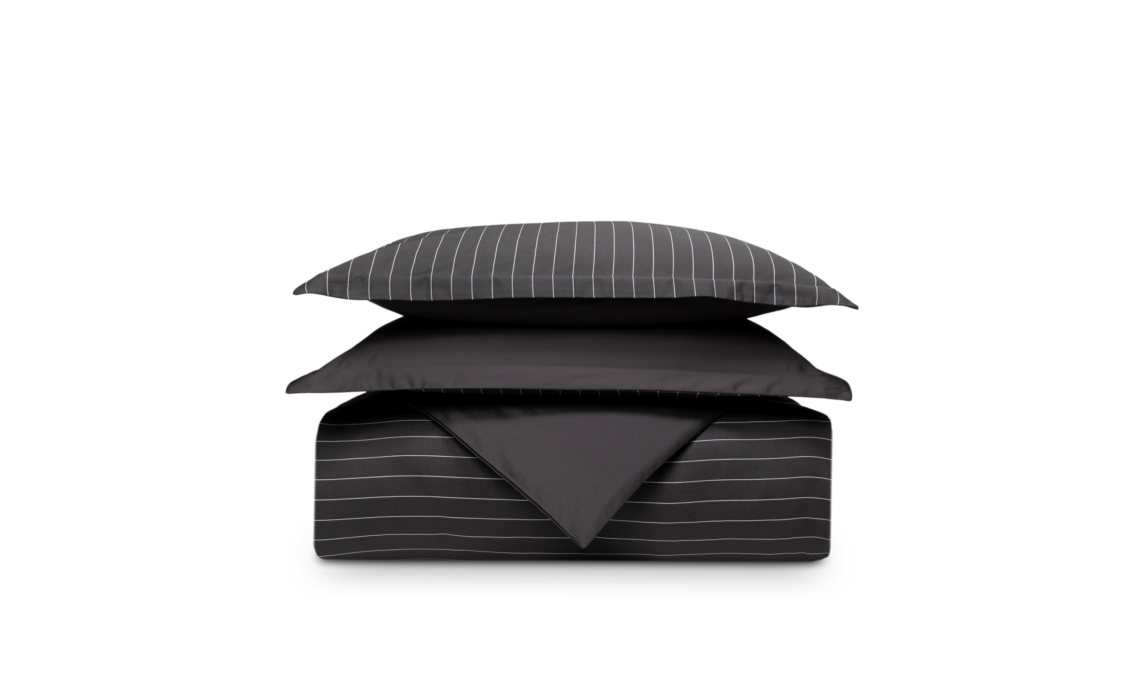 Set di biancheria piegato grigio scuro con righe bianche su sfondo bianco, cuscino sopra il piumone.
