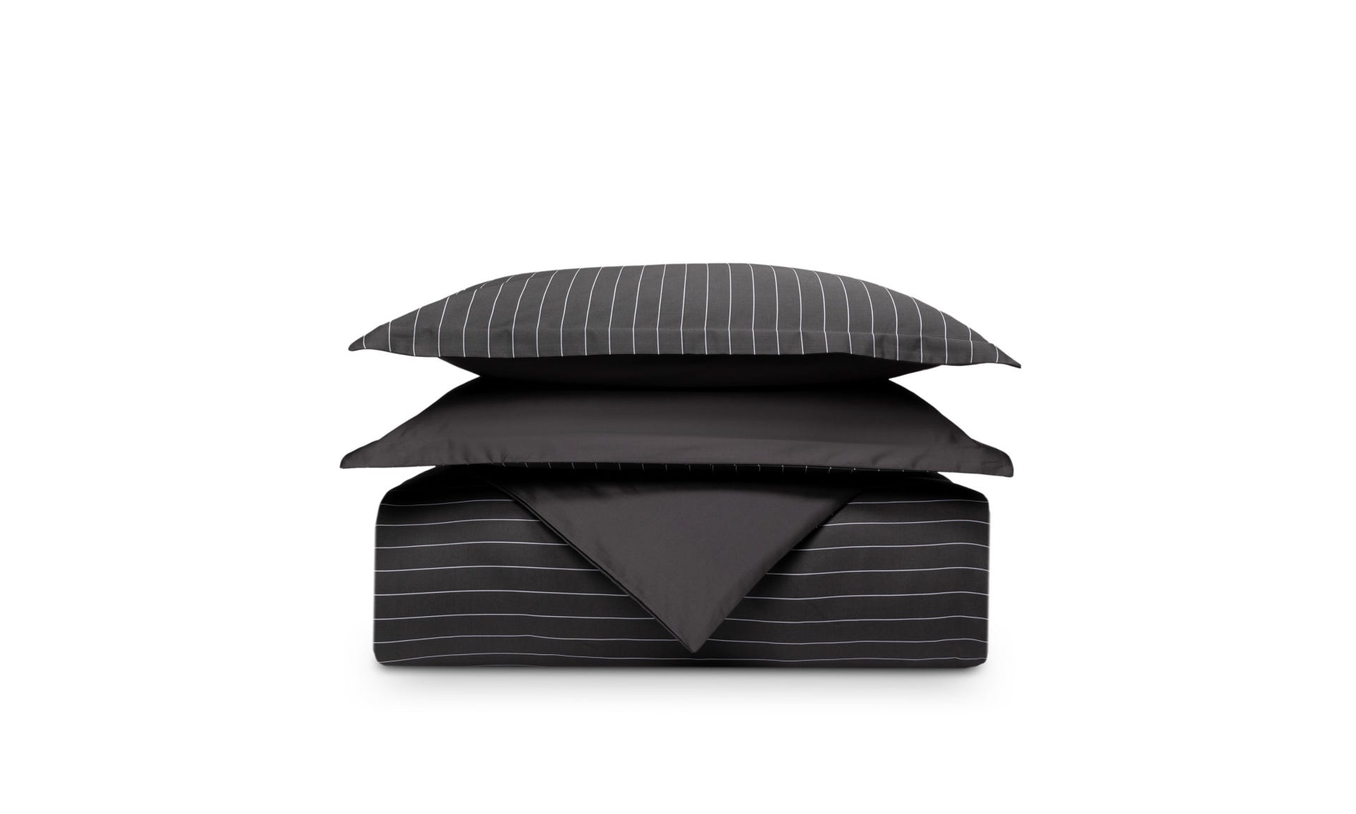 Set di biancheria piegato grigio scuro con righe bianche su sfondo bianco, cuscino sopra il piumone.