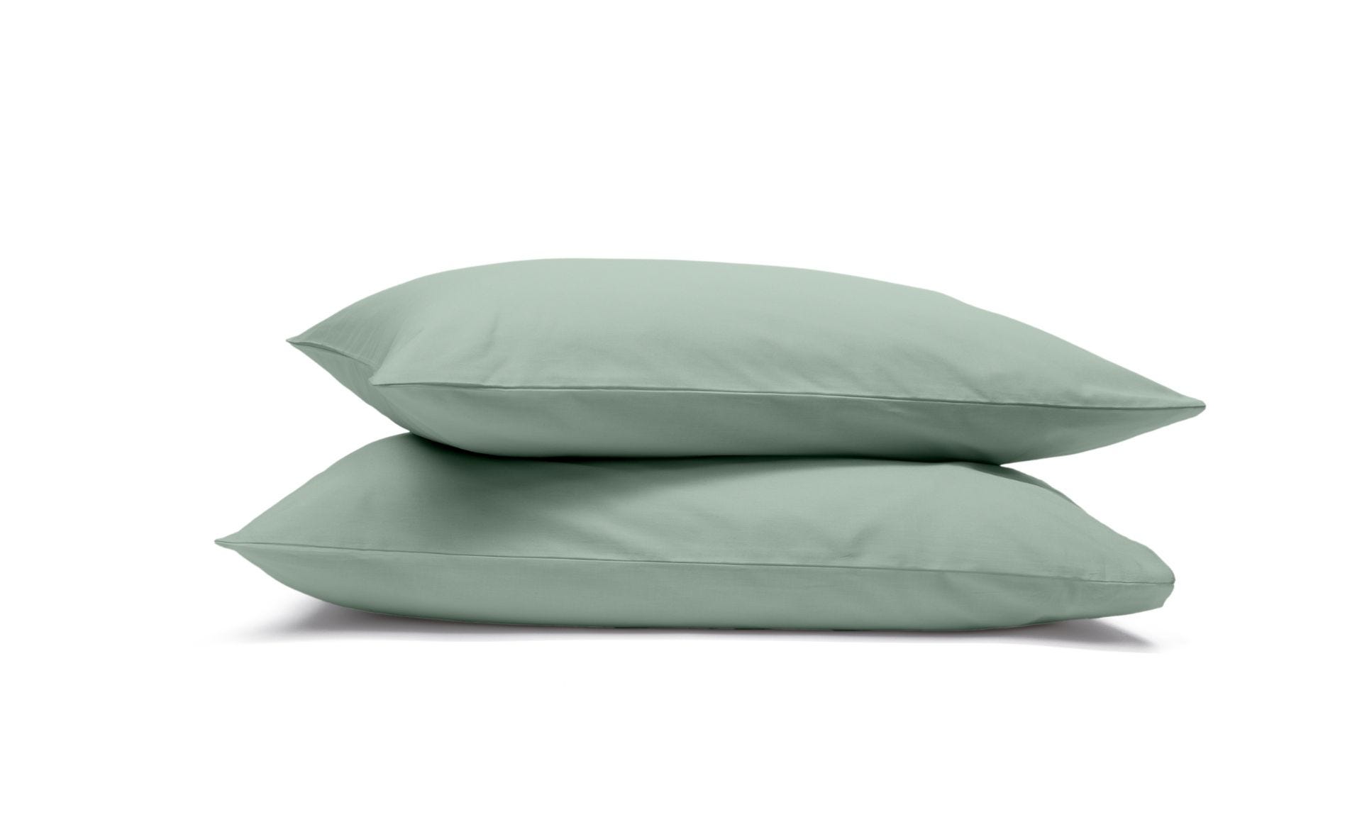 Due federe verdi impilate su sfondo bianco.
