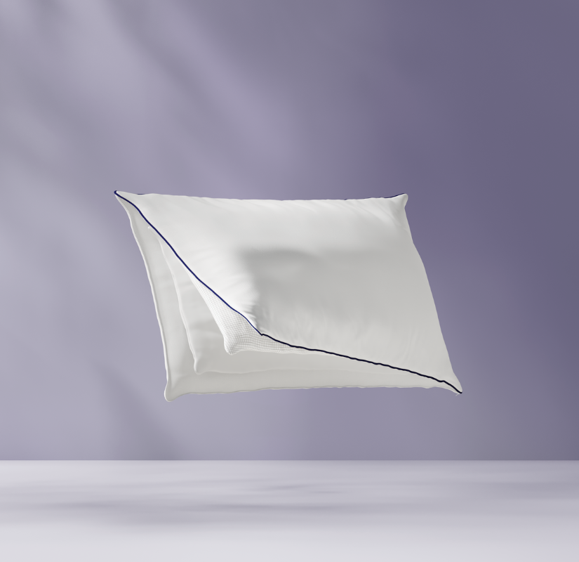 Oreiller flottant montrant ses couches internes. Fond violet clair.