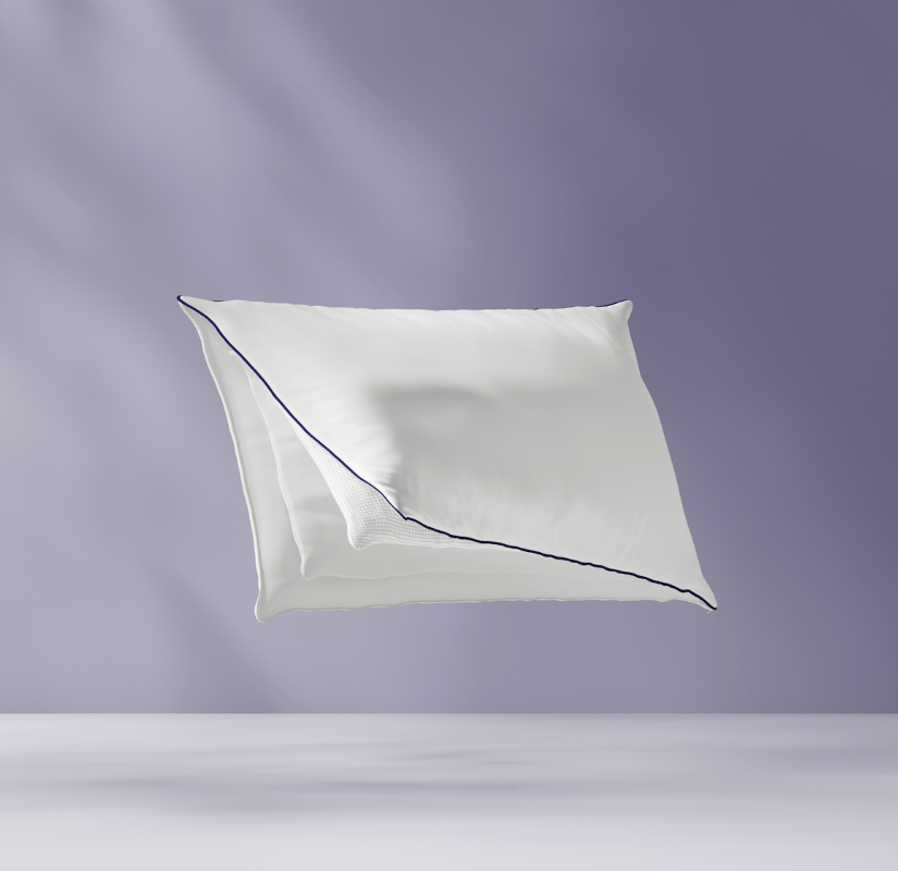 Oreiller flottant montrant ses couches internes. Fond violet clair.