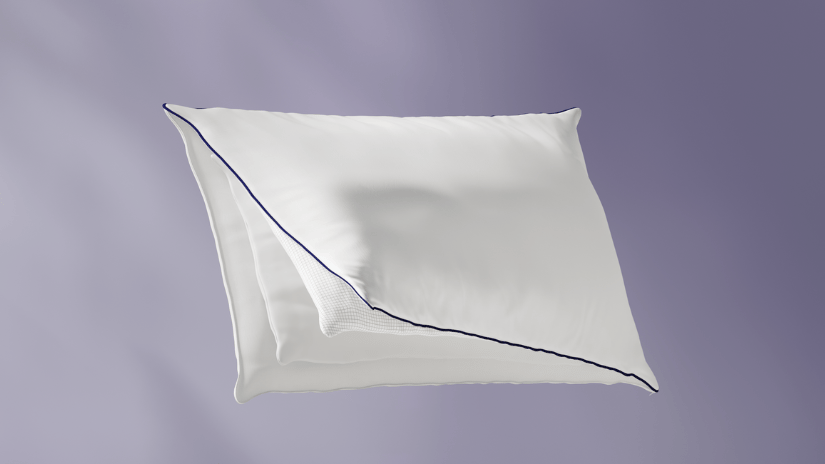 Oreiller flottant montrant ses couches internes. Fond violet clair.