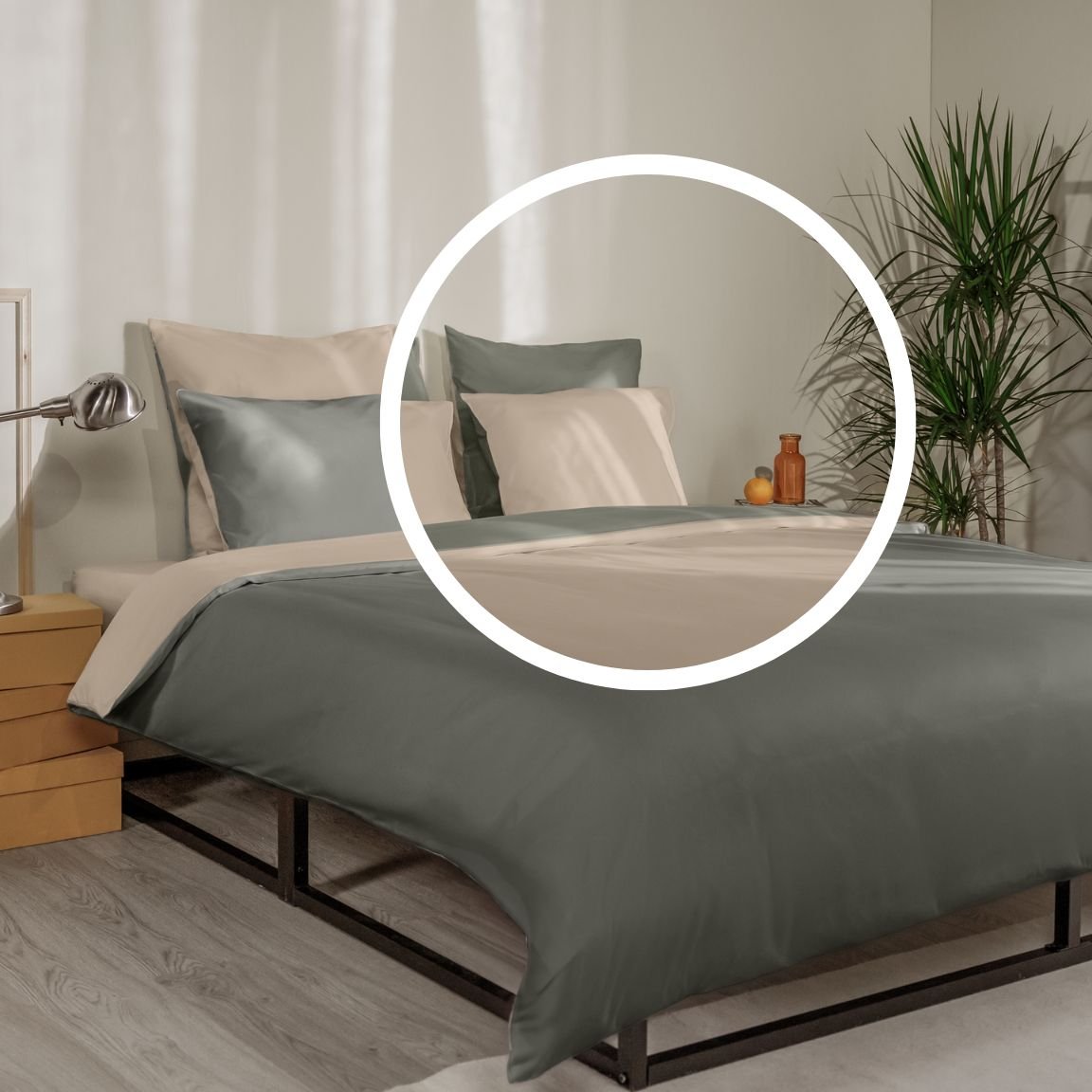 Letto ordinato con biancheria verde oliva e beige, testiera in legno e decorazioni naturali ai lati.