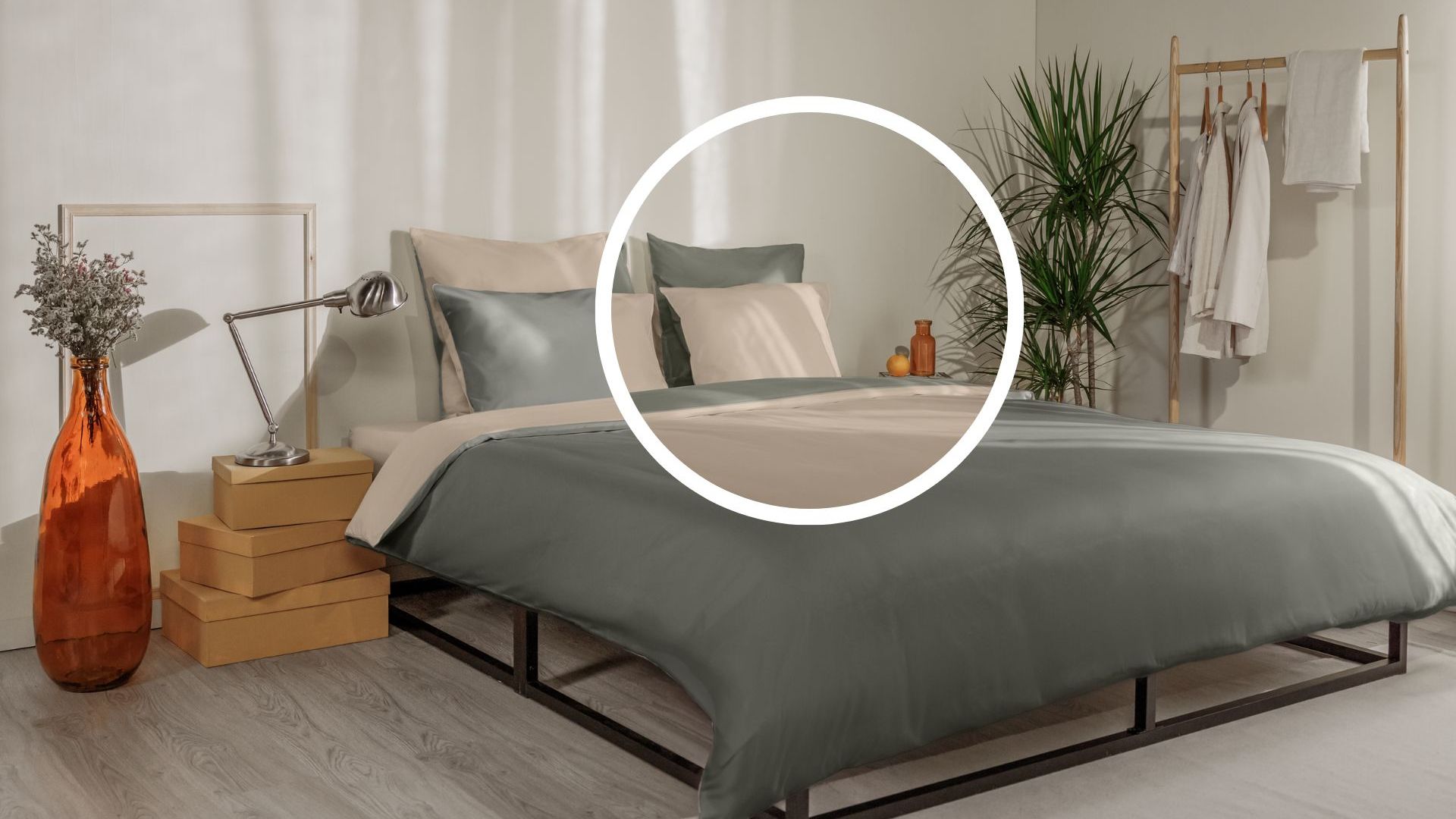 Letto ordinato con biancheria verde oliva e beige, testiera in legno e decorazioni naturali ai lati.
