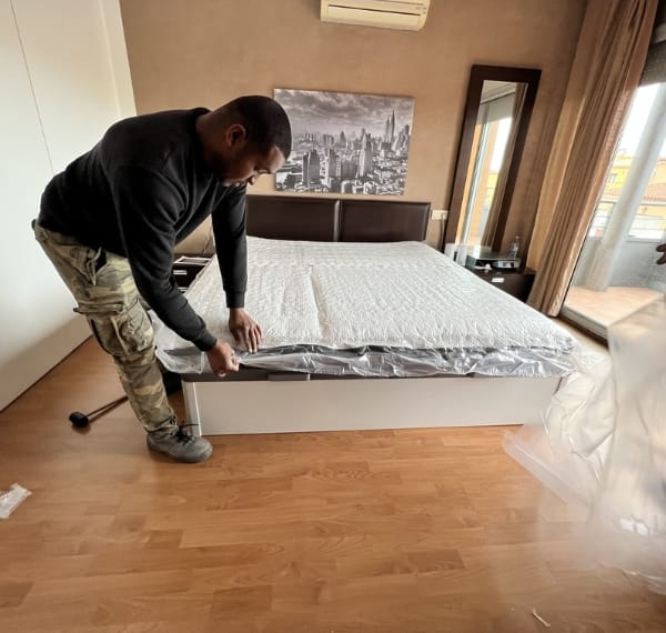 Un cliente desempaquetando su colchón Emma.