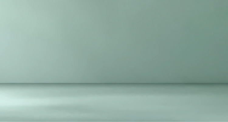 Lit moderne avec tête de lit grise et pieds noirs, recouvert de draps blancs. Deux oreillers blancs et une pile de linge plié sont posés sur le matelas. Arrière-plan beige avec une forme orange abstraite.