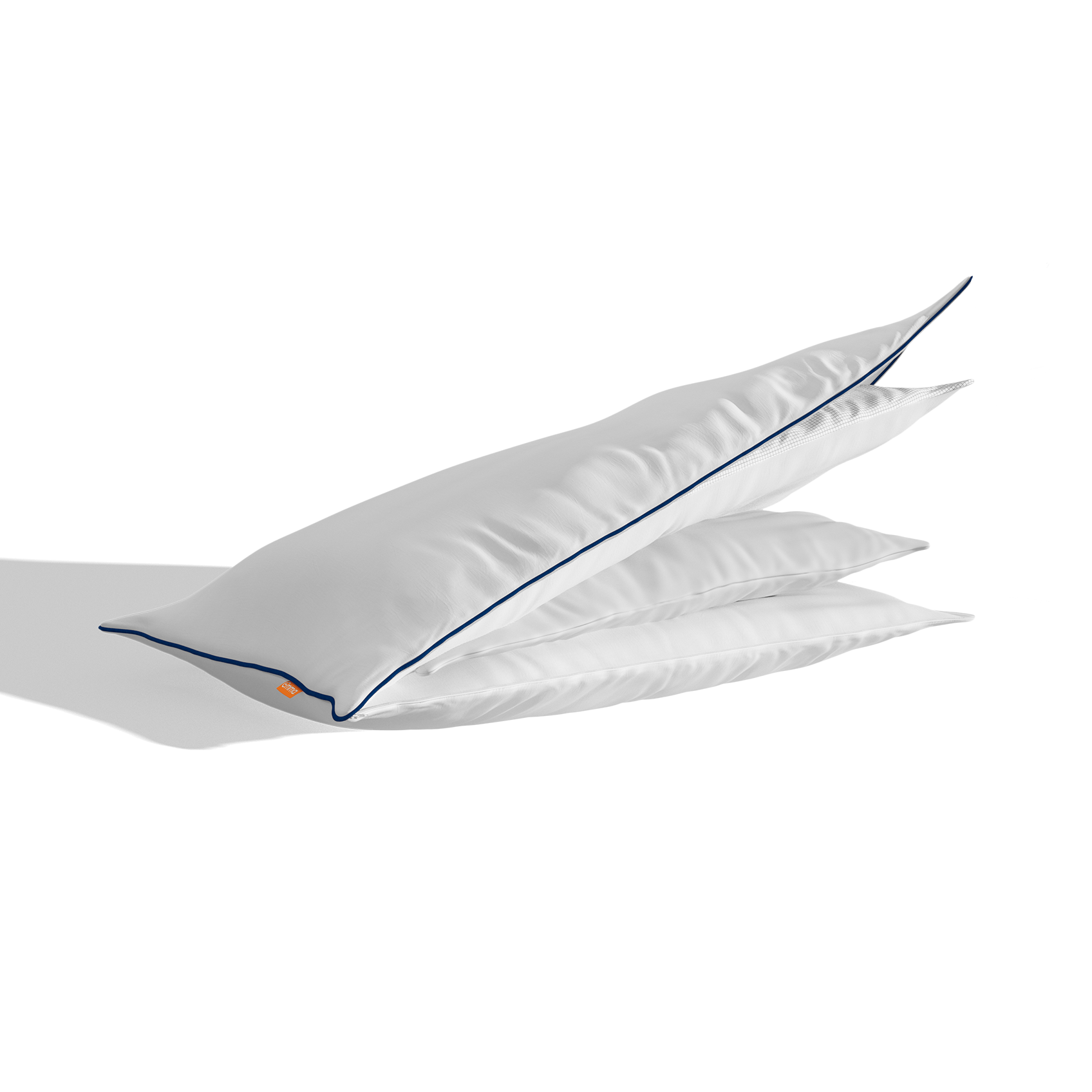 Vier gestapelde Emma Premium Wolkenkussens met witte hoes, donkerblauwe bies en oranje merklabel. Eén kussen toont subtiel de driedelige binnenstructuur voor optimale ondersteuning en comfort.