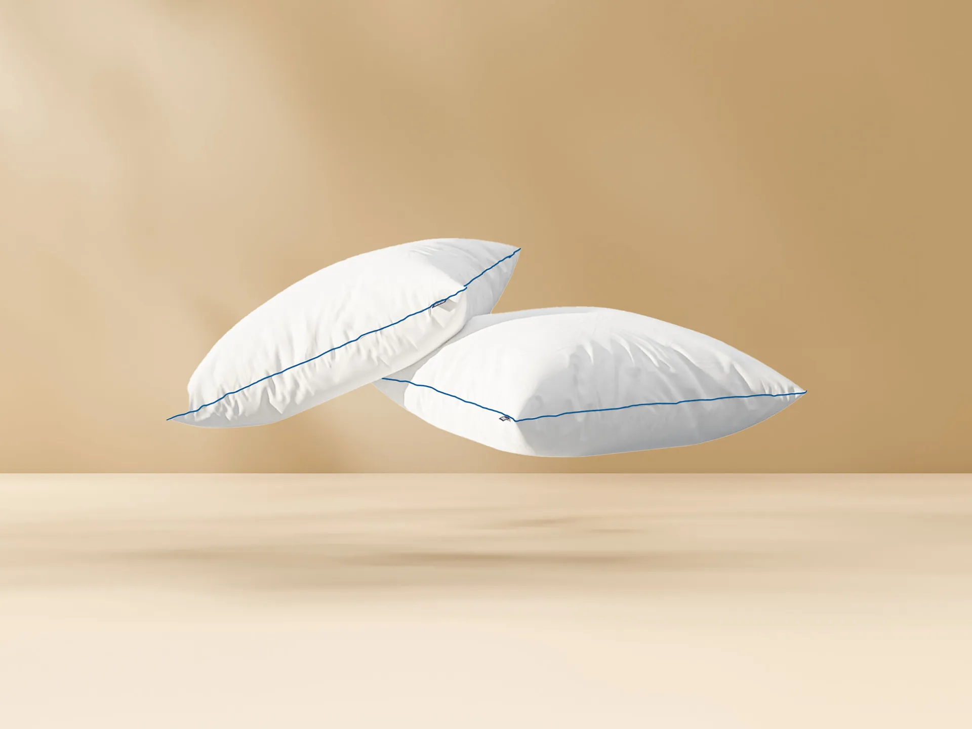 Dos almohadas microfibra premium en fondo amarillo.