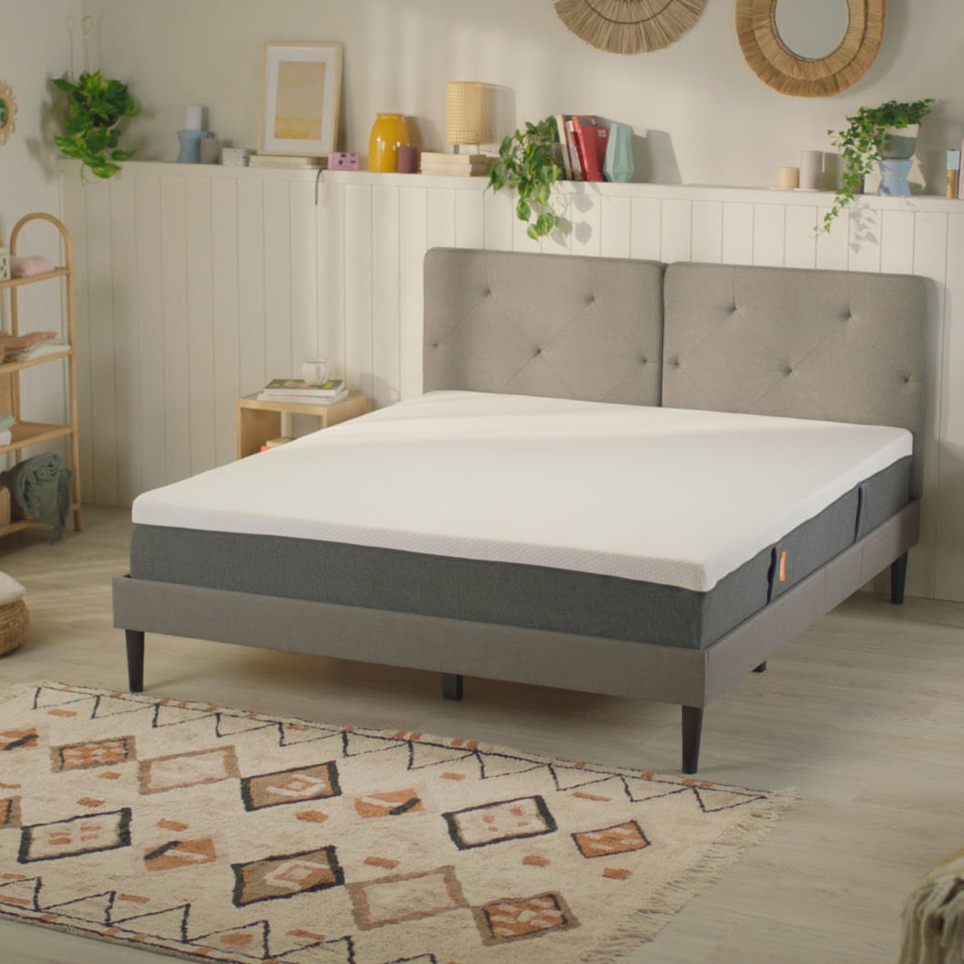 Cama tapizada gris con colchón Emma