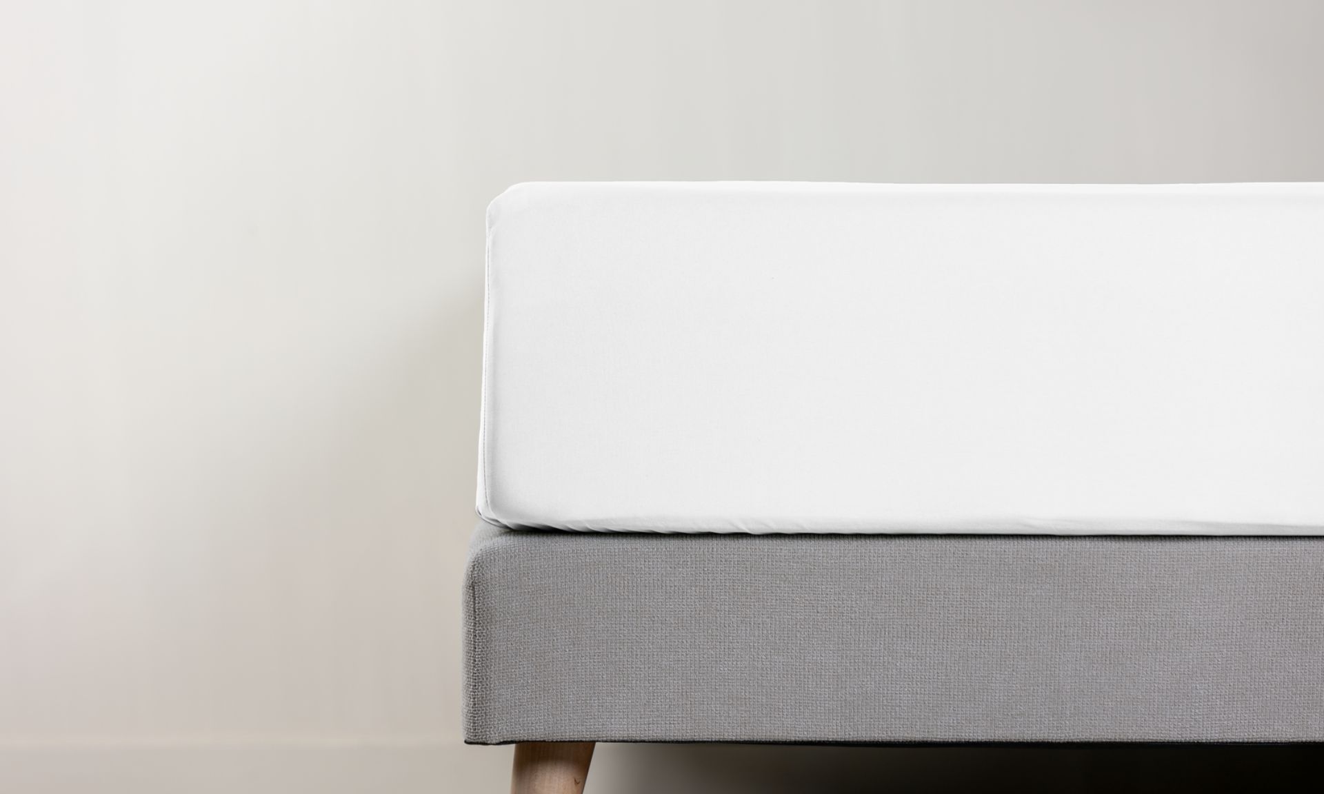 Dettaglio di lenzuolo con angoli bianco