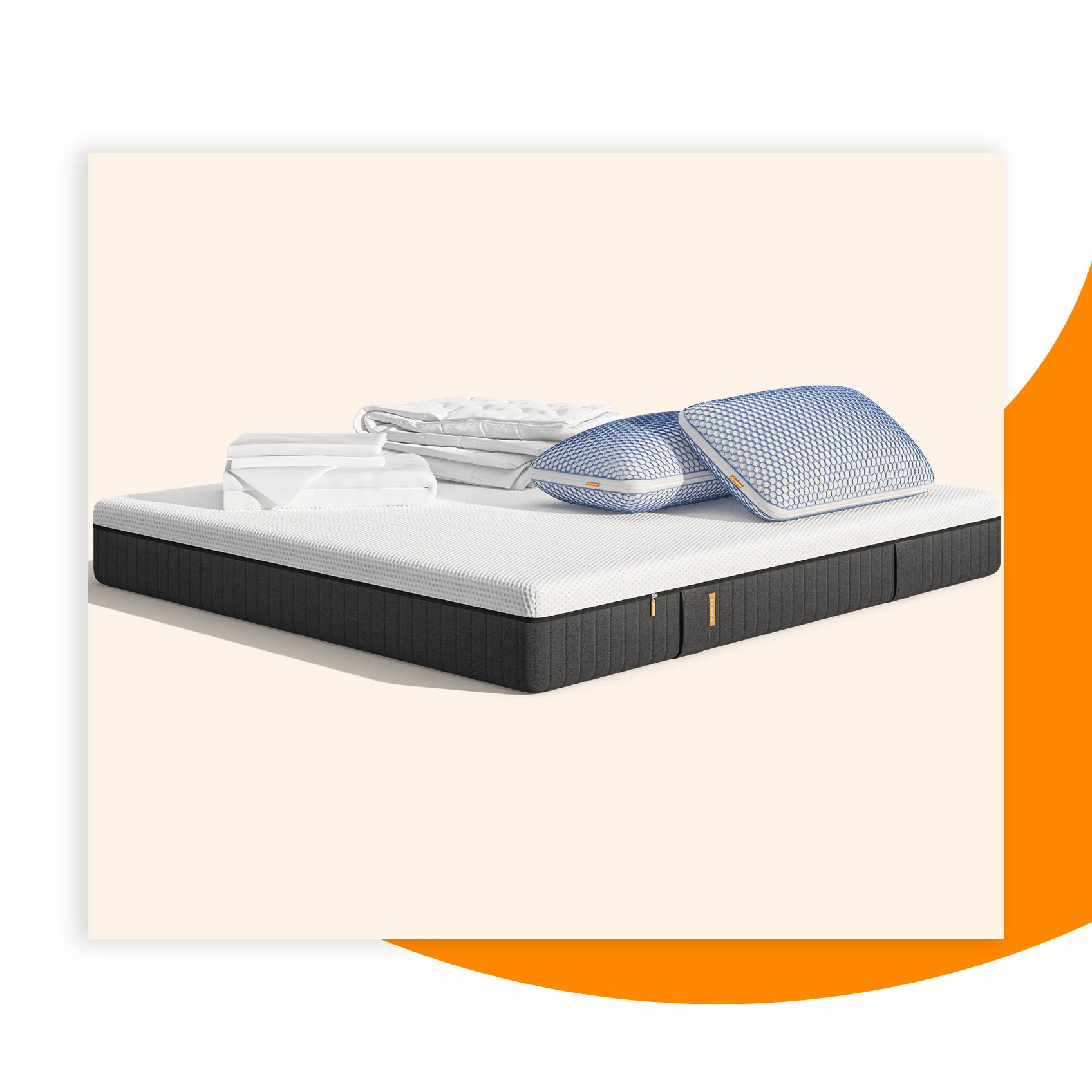 Uma imagem do Pack Conforto Pro+ Plus, que inclui um colchão Emma Original Pro+, almofadas Emma Microfibra Original Elite, um edredon Emma Primavera e Outono, e roupa de cama branca
