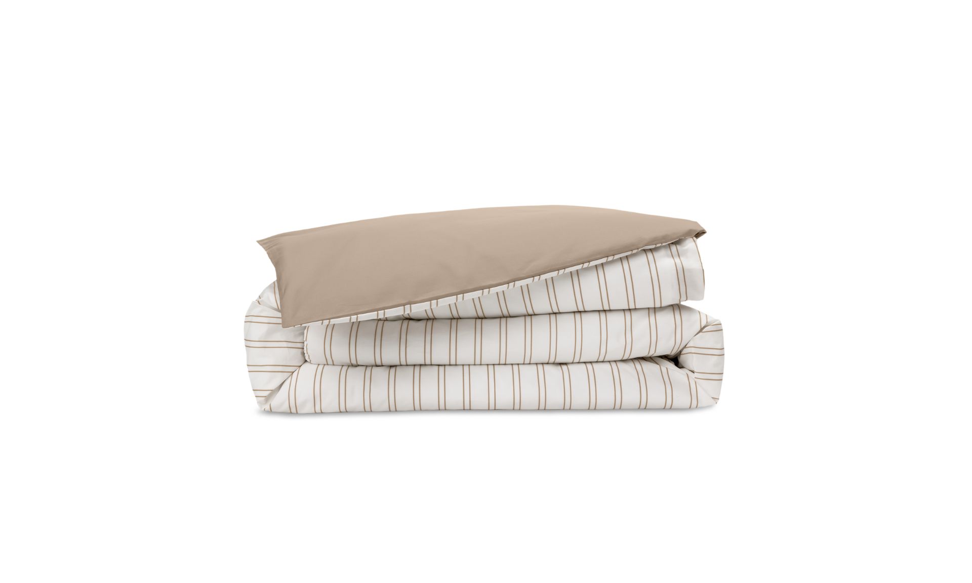 Copripiumino piegato con motivo a righe marroni e beige su sfondo bianco, federa beige sopra.