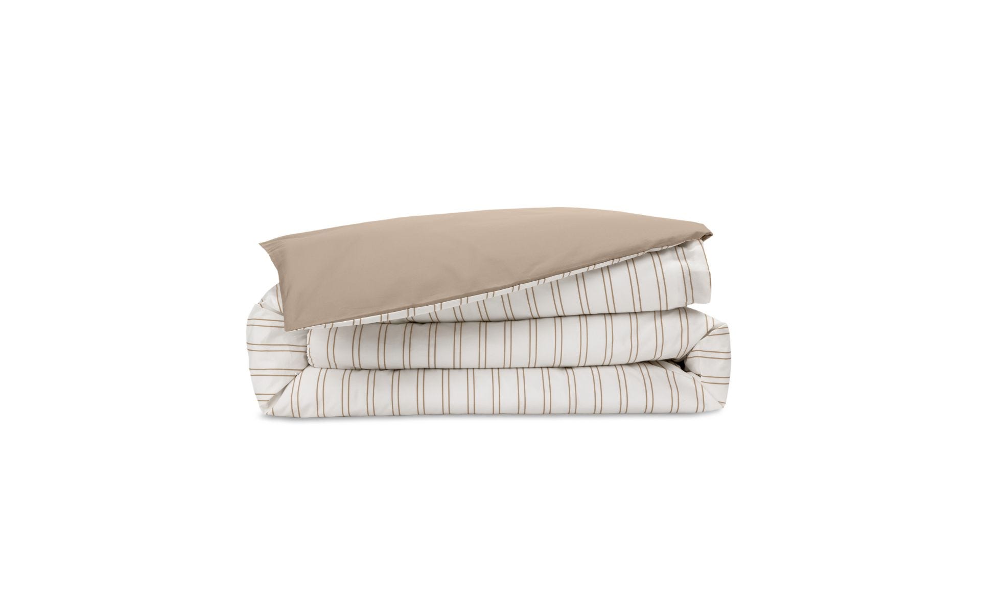 Copripiumino piegato con motivo a righe marroni e beige su sfondo bianco, federa beige sopra.