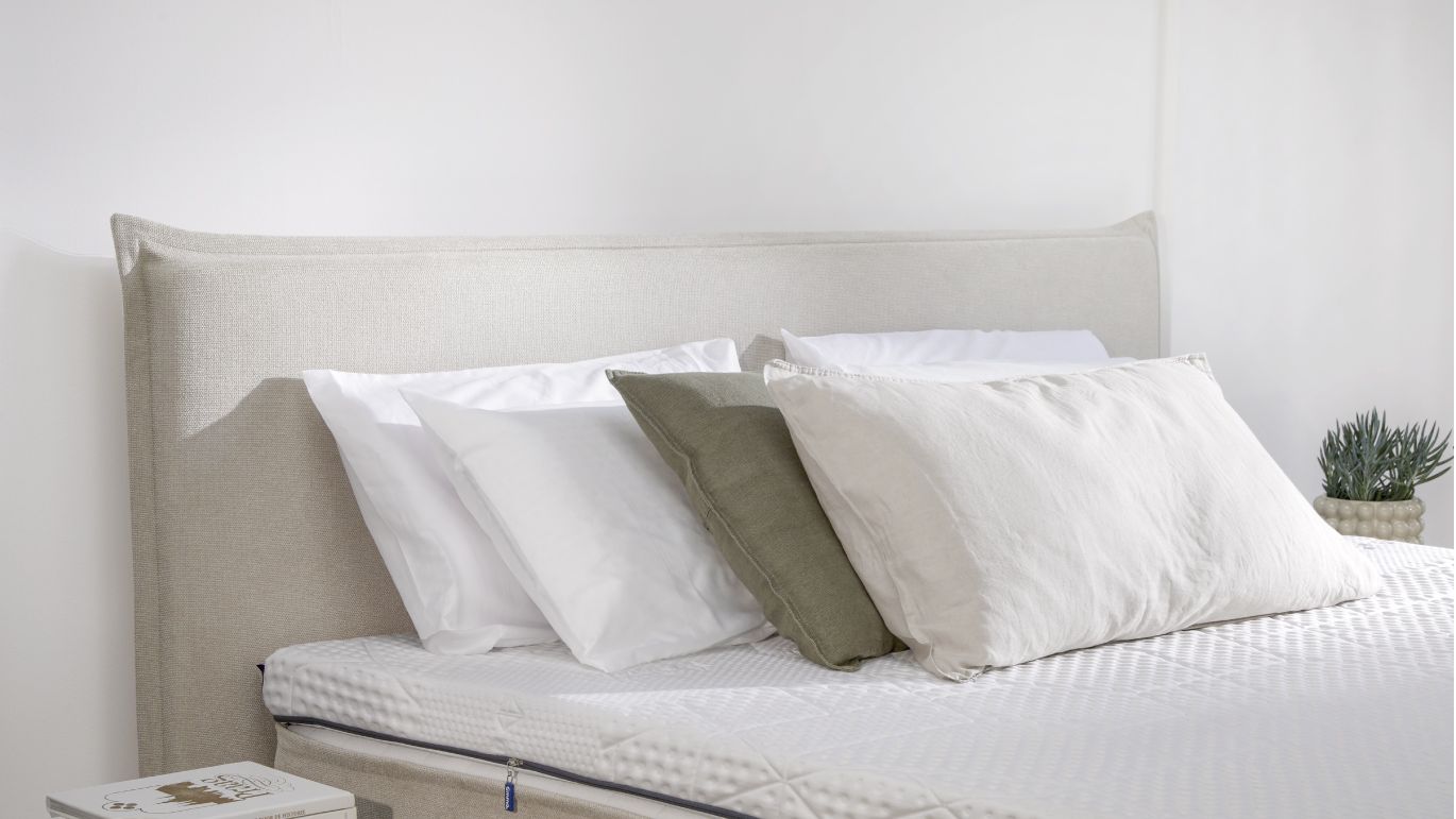 Chambre moderne avec le lit Boxspring Signature dans un intérieur lumineux et minimaliste.