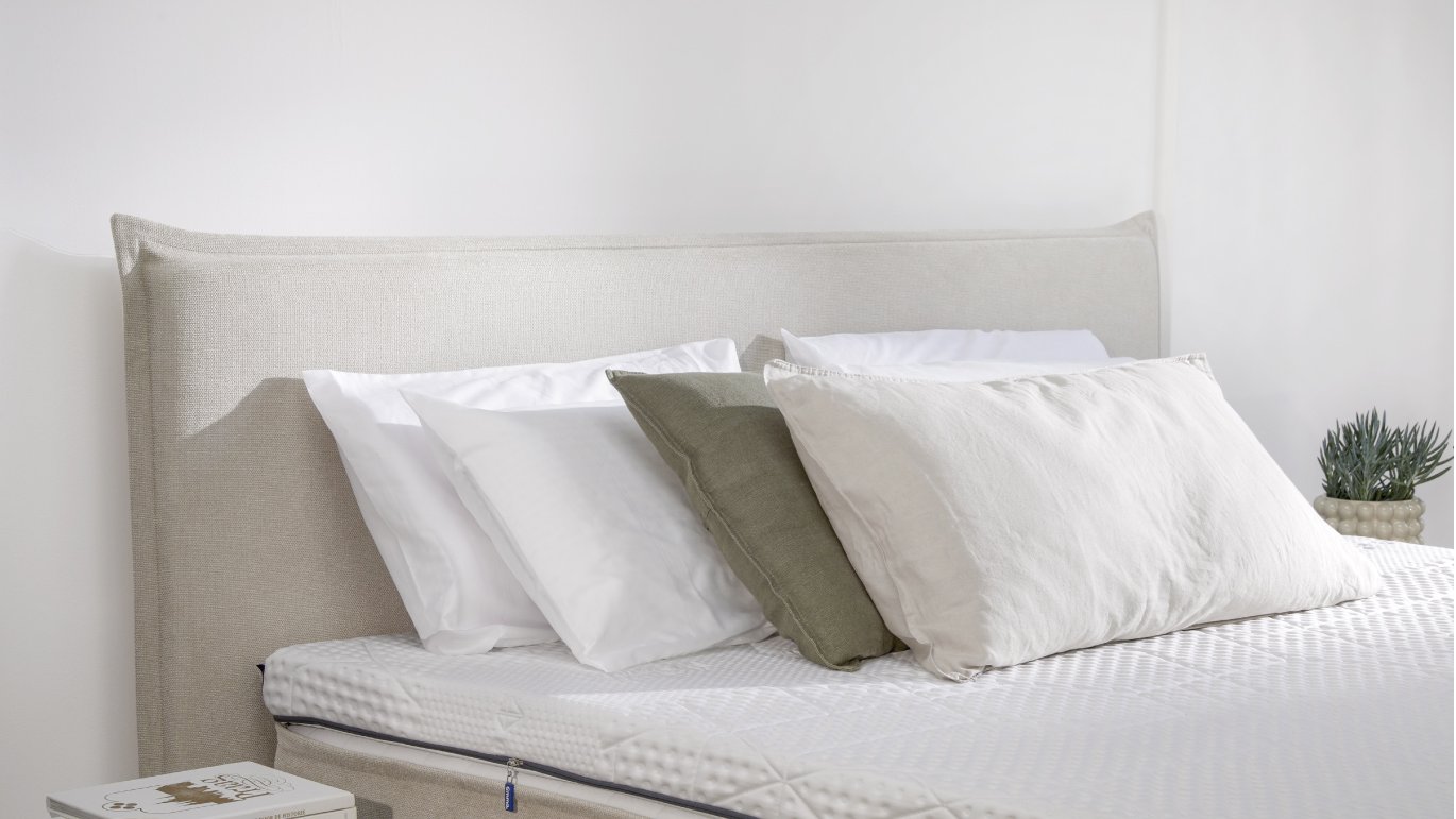 Chambre moderne avec le lit Boxspring Signature dans un intérieur lumineux et minimaliste.