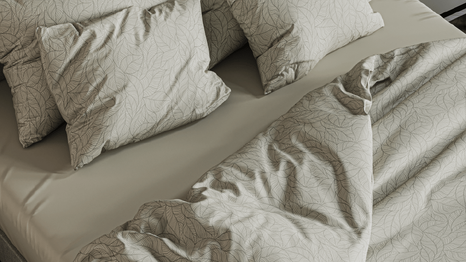 Bettwäsche mit dezentem Blattmuster in Beige- und Grautönen auf einem gemachten Bett.