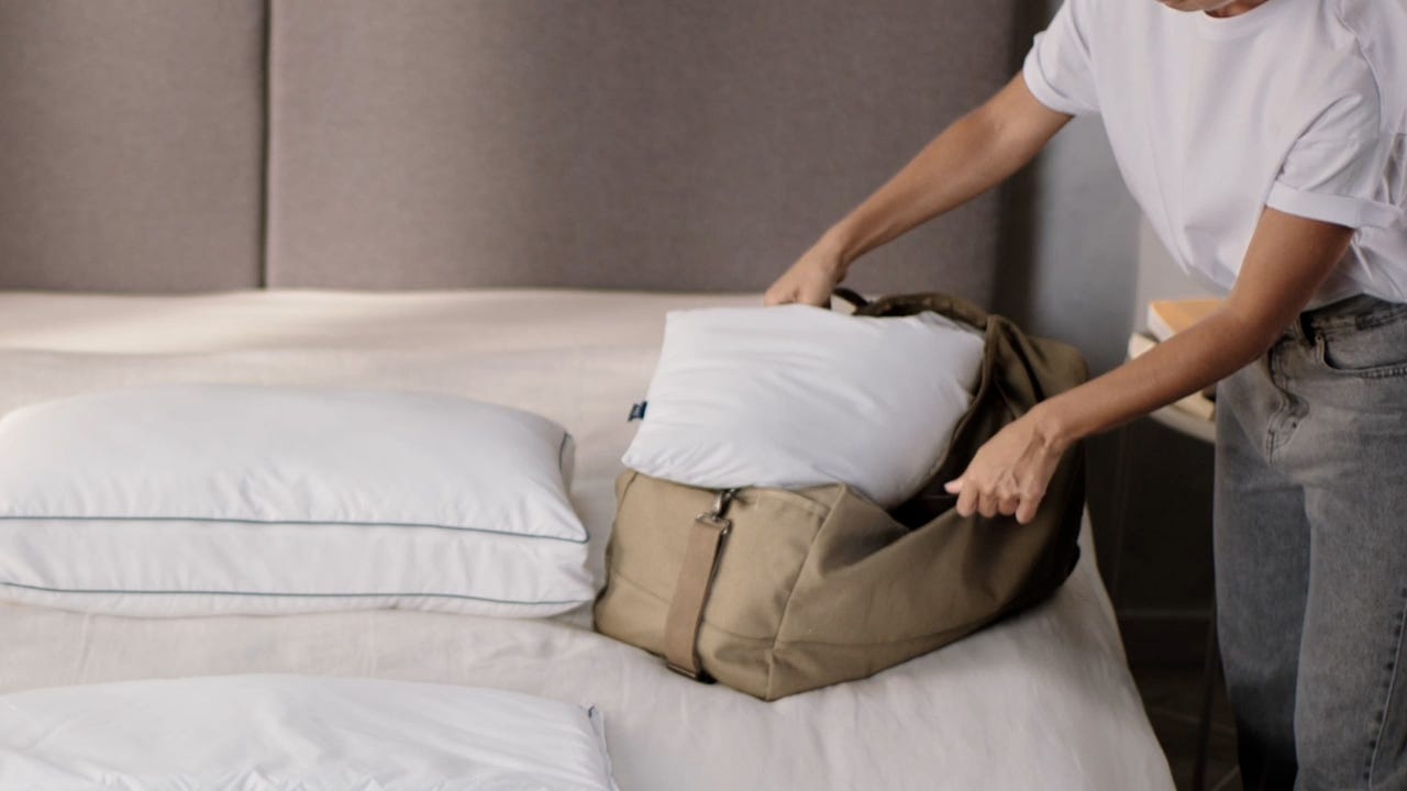 La suavidad siempre contigo. ¡Lleva tu almohada Emma Cloud a todas partes en tu mochila!