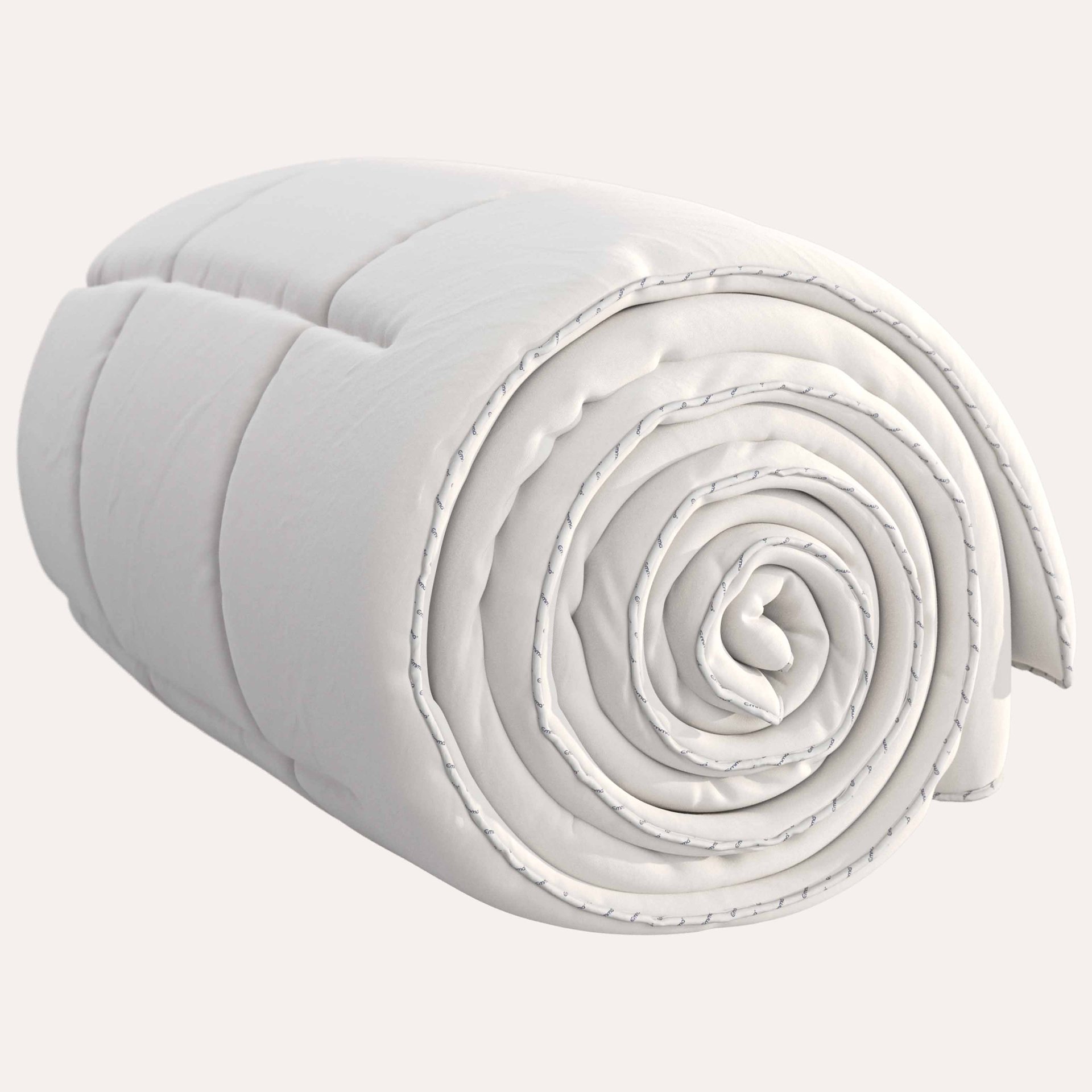 Piumone bianco arrotolato con cuciture orizzontali visibili.