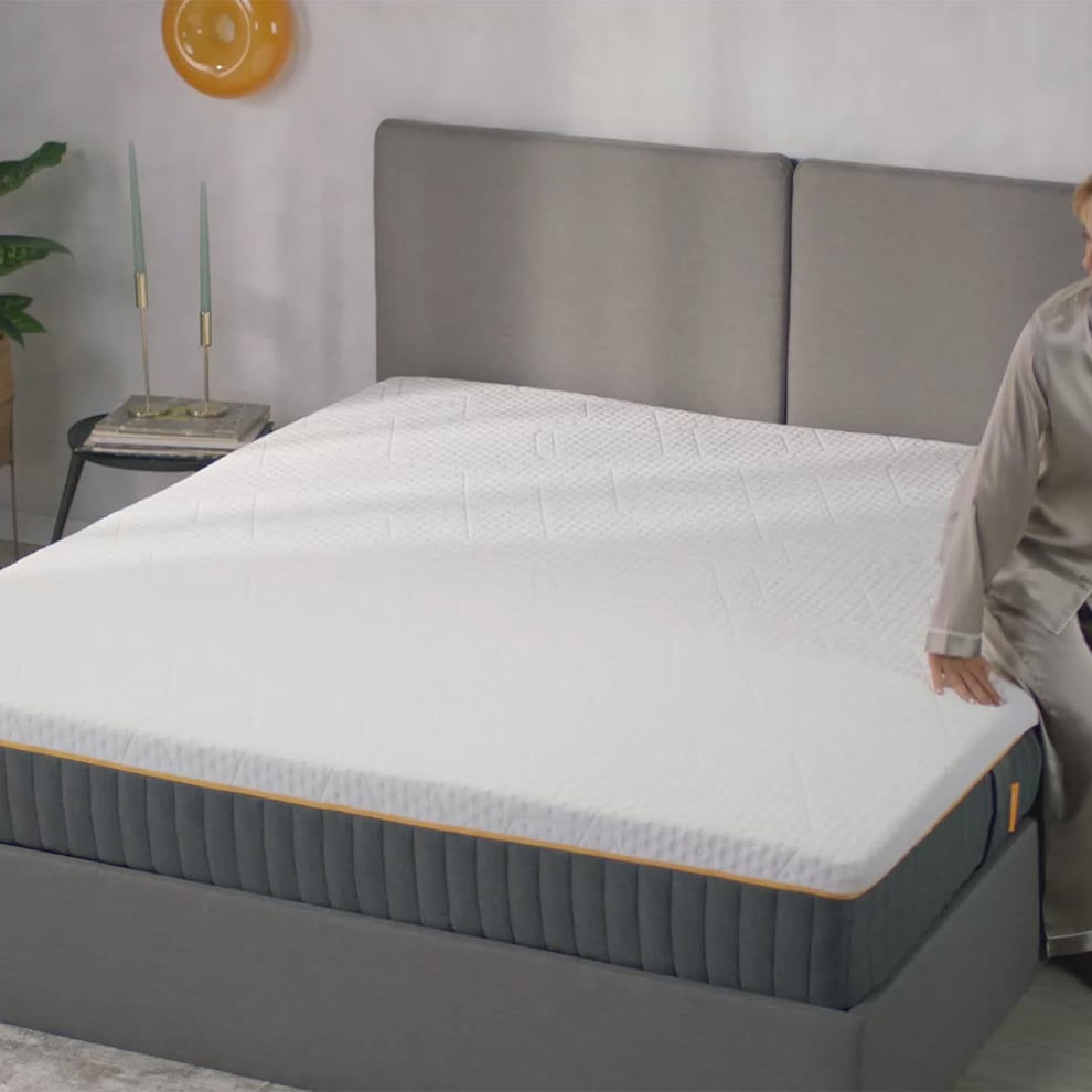 Mira cómo una persona se sienta en el colchón Emma Elite para experimentar la tecnología AirGrid. Este colchón ofrece un soporte inmediato y una sensación única de confort que se adapta perfectamente al cuerpo.